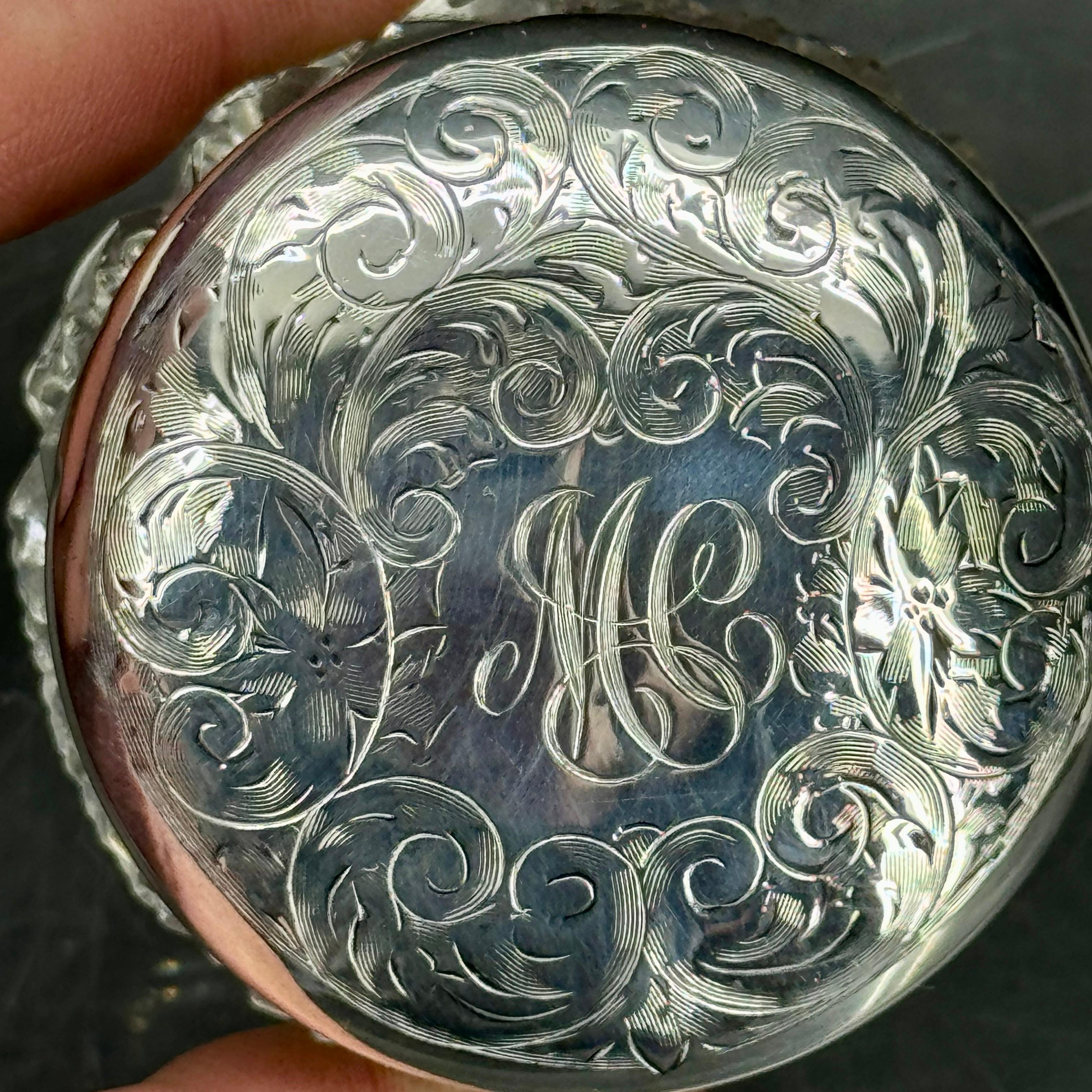 Polvera con tapa de plata de ley Art Nouveau de cristal tallado, hacia 1910 Europeo