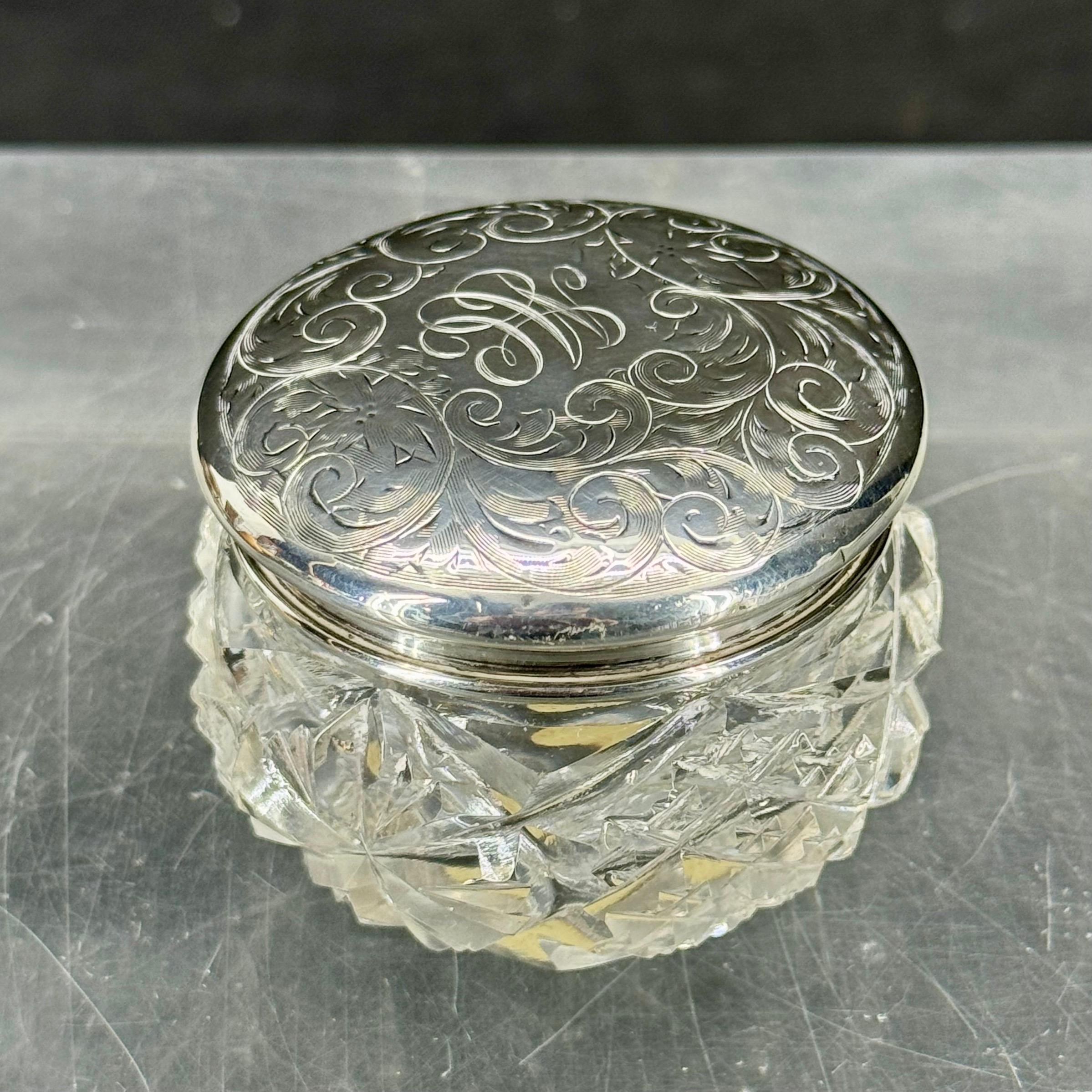 Polvera con tapa de plata de ley Art Nouveau de cristal tallado, hacia 1910 en Bueno Estado en Haddonfield, NJ