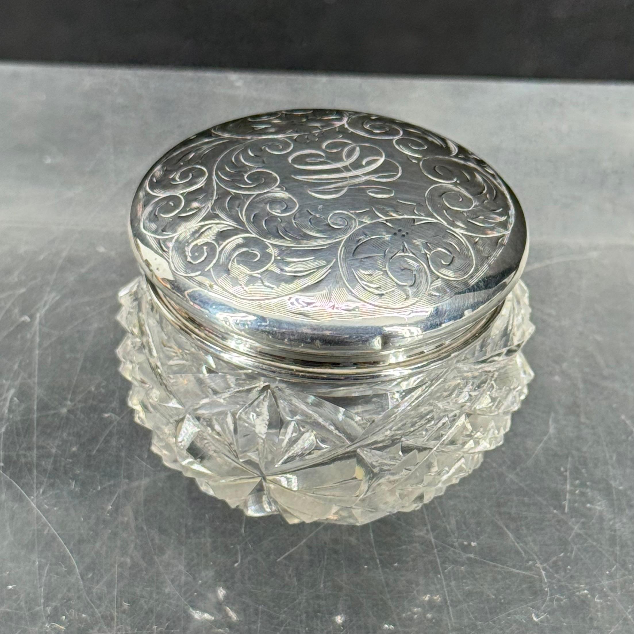 Polvera con tapa de plata de ley Art Nouveau de cristal tallado, hacia 1910 1
