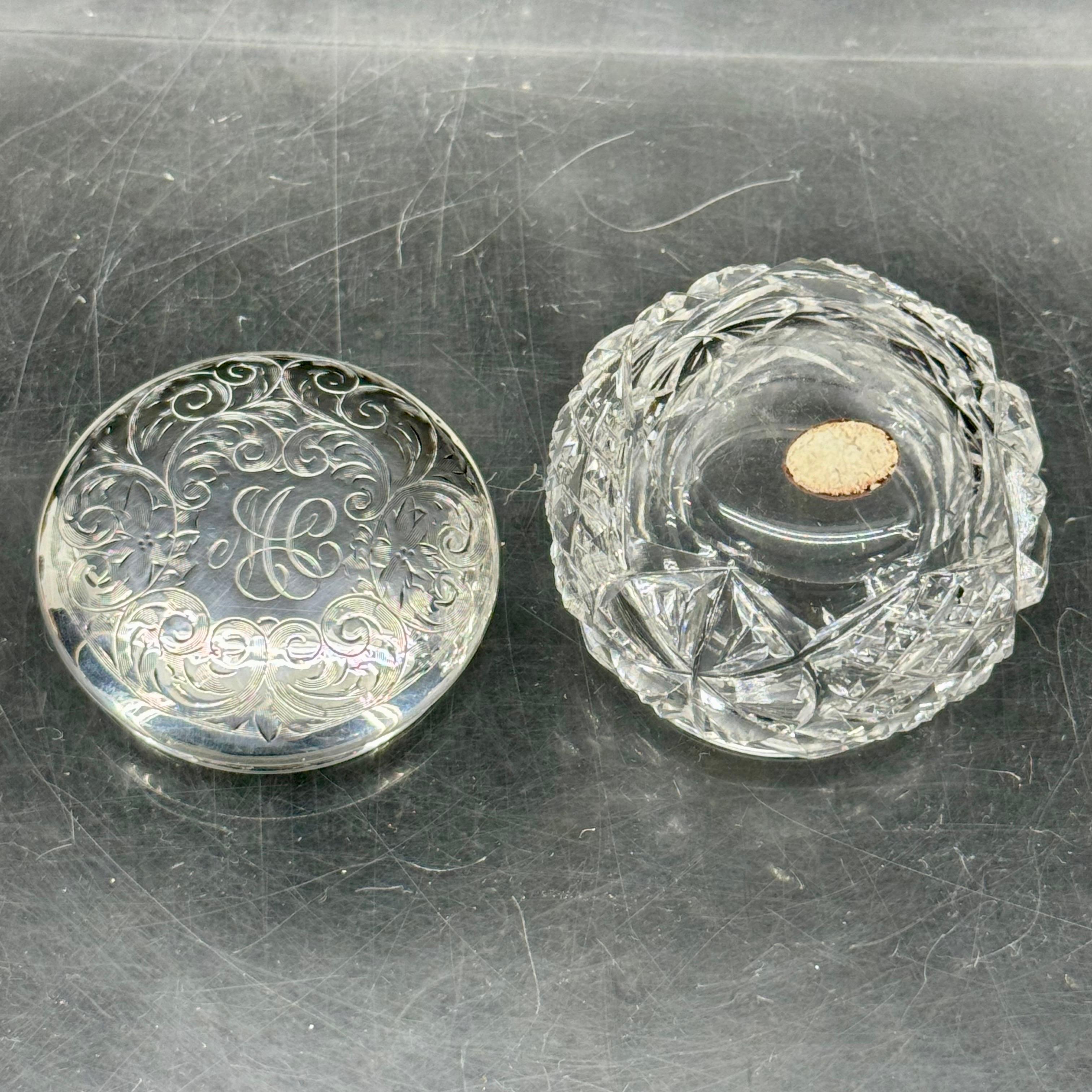 Polvera con tapa de plata de ley Art Nouveau de cristal tallado, hacia 1910 2