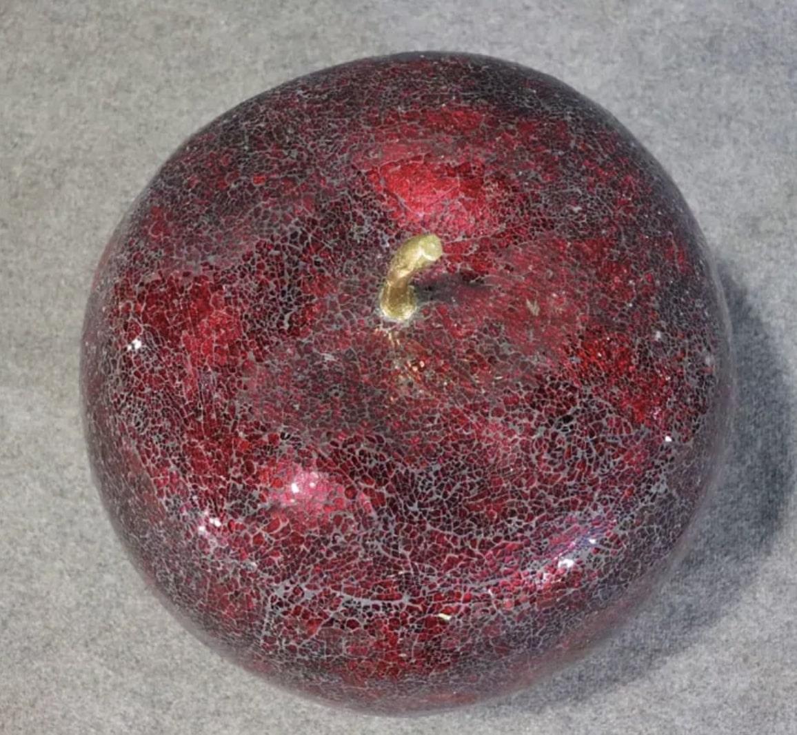 Gran escultura de manzana de 60 cm de altura cubierta de trozos de cristal rojo tallado. 
Por favor, confirme la ubicación NY o NJ