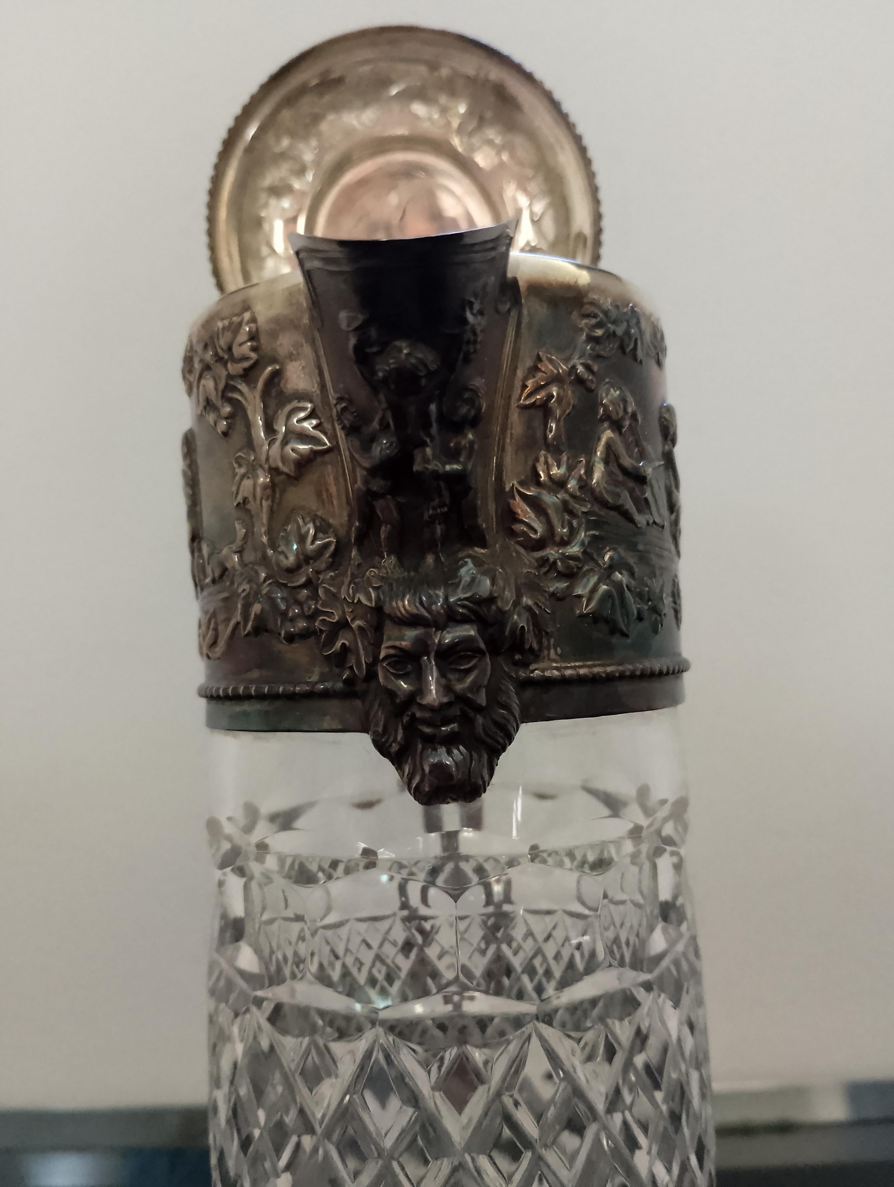Qualité exceptionnelle  sterling  carafe à claret en argent 925 et verre taillé, orn�ée d'une fabuleuse qualité d'argent.  couvercle avec une poignée en argent sterling et un corps en verre taillé

en excellente condition

