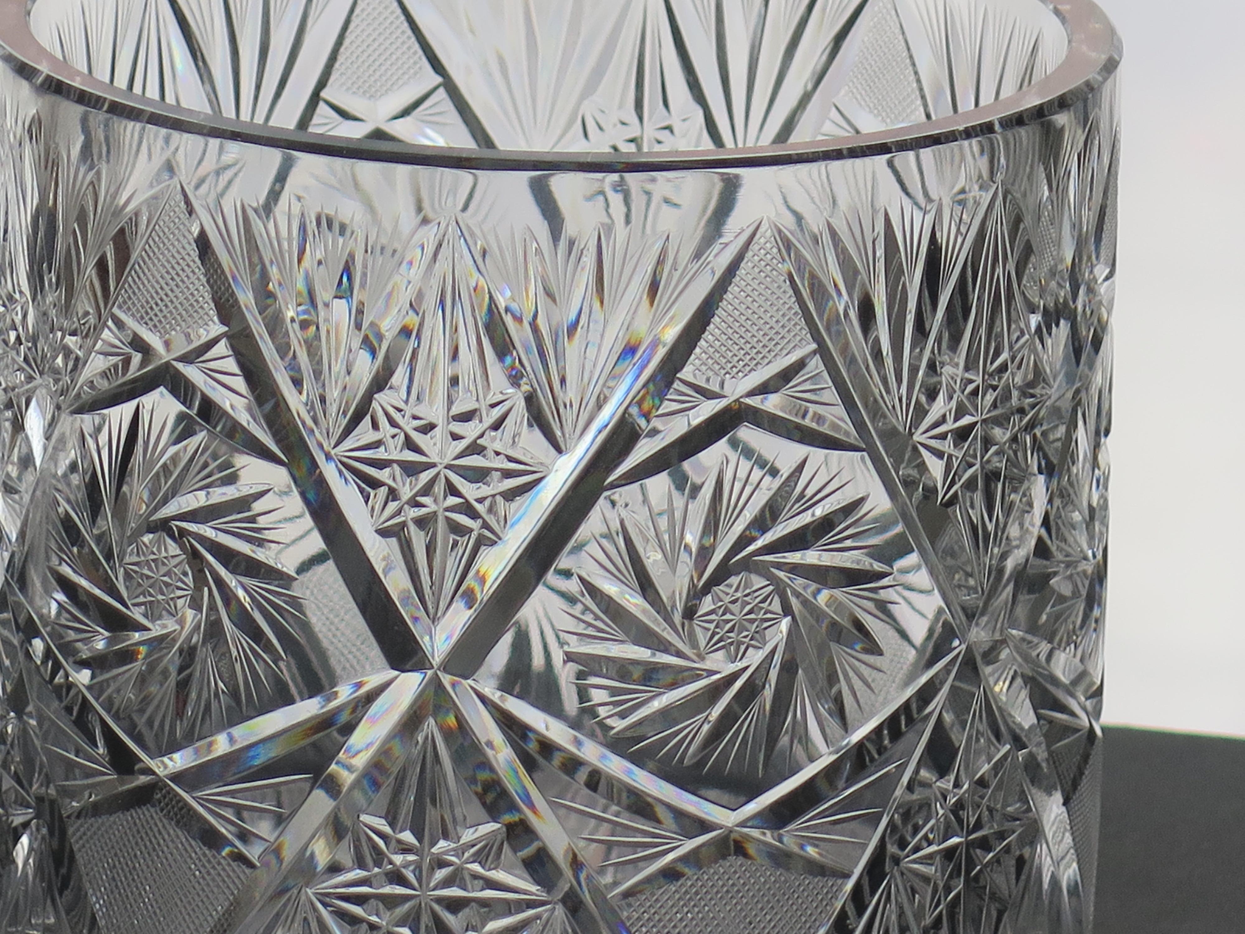 Jardiniere oder Vase aus geschliffenem Glaskristall mit Disteln und Blättern, ca. 1920 (Art déco) im Angebot