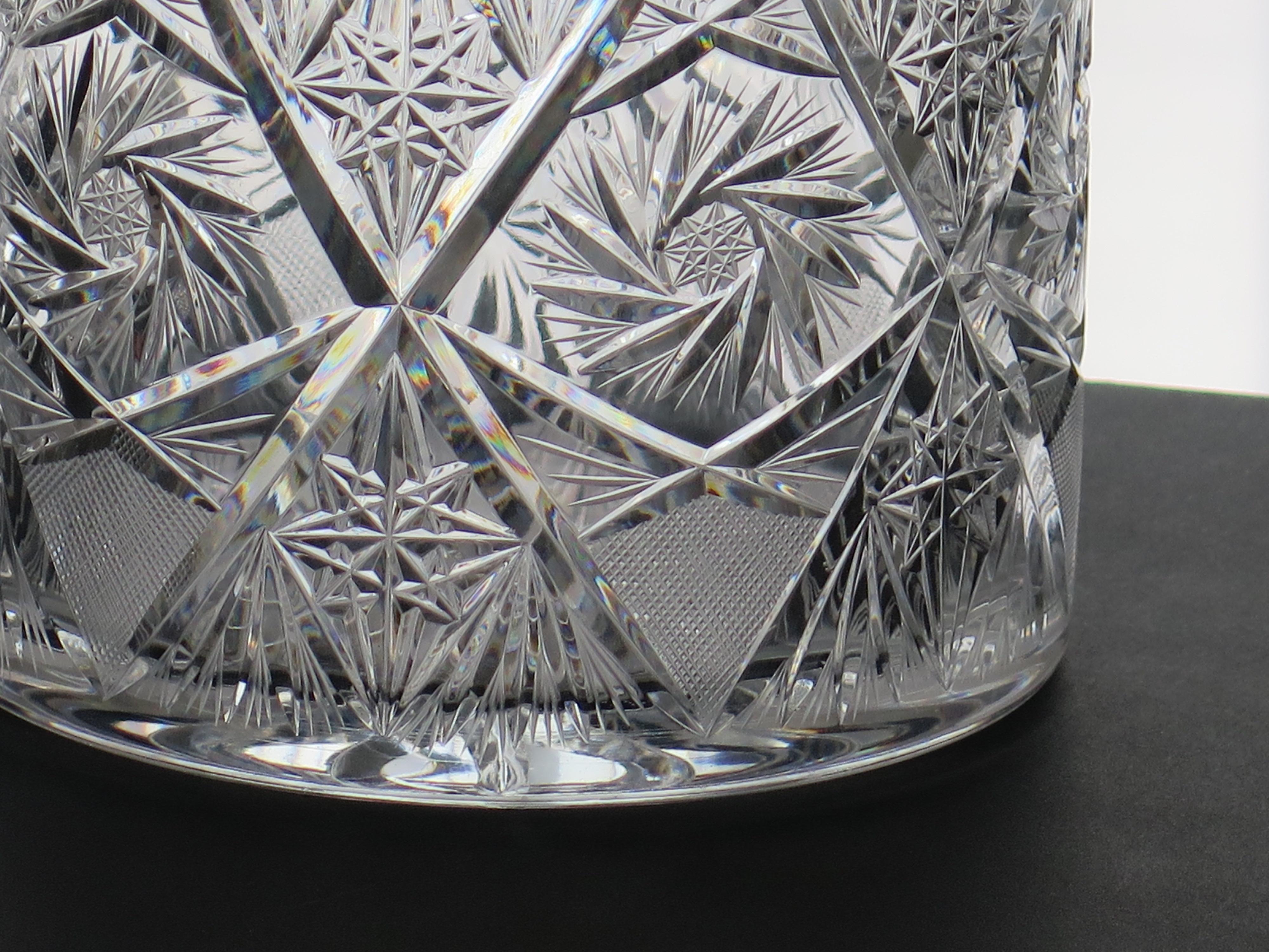 Jardiniere oder Vase aus geschliffenem Glaskristall mit Disteln und Blättern, ca. 1920 (Geformt) im Angebot