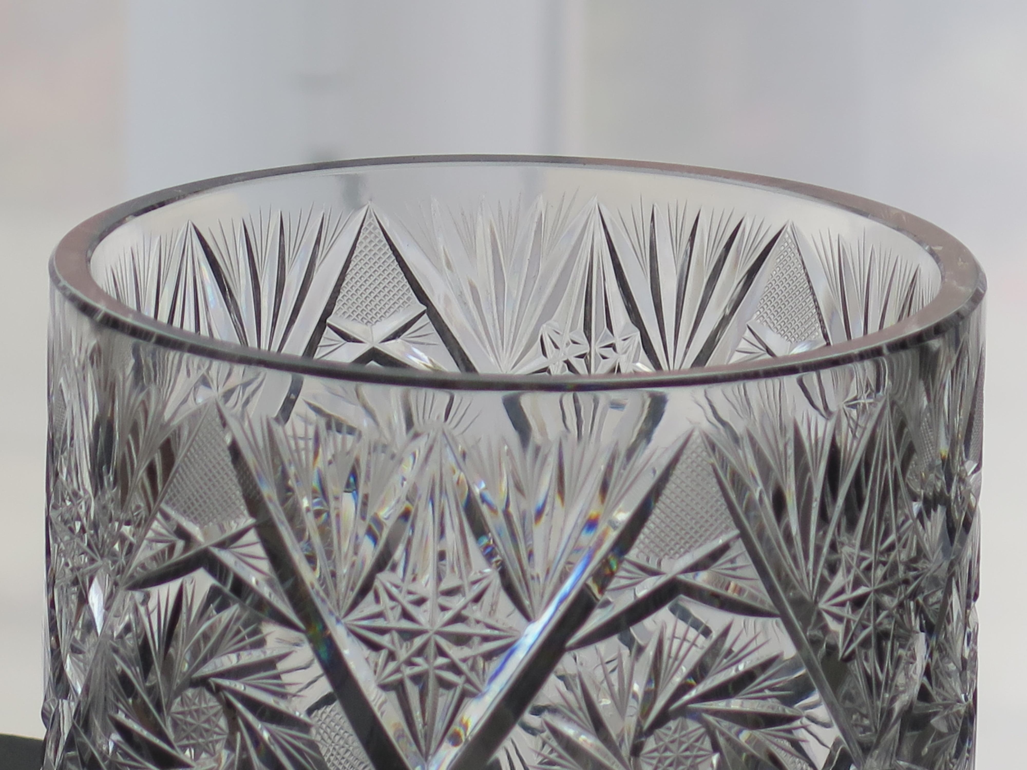 Jardiniere oder Vase aus geschliffenem Glaskristall mit Disteln und Blättern, ca. 1920 im Zustand „Gut“ im Angebot in Lincoln, Lincolnshire