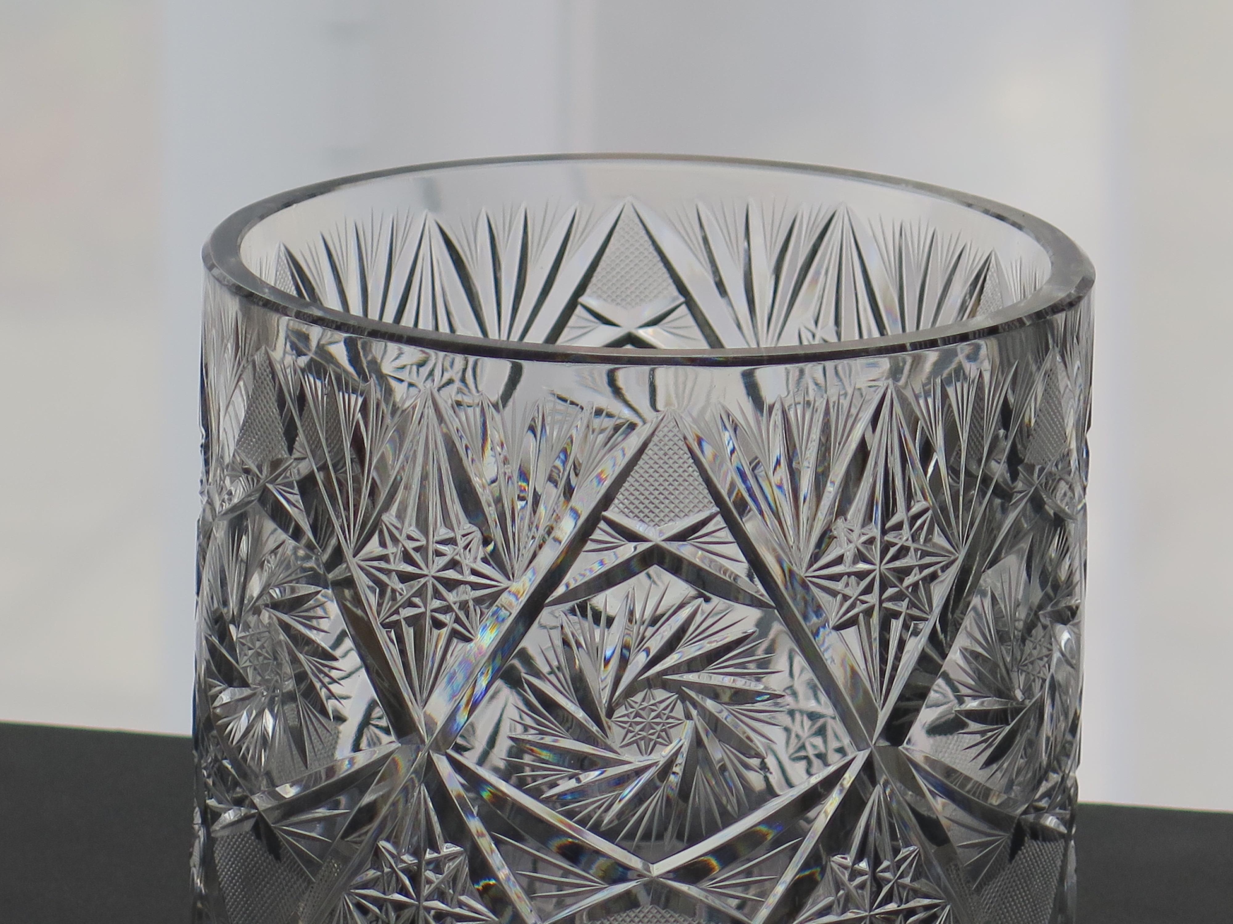 Jardiniere oder Vase aus geschliffenem Glaskristall mit Disteln und Blättern, ca. 1920 (20. Jahrhundert) im Angebot
