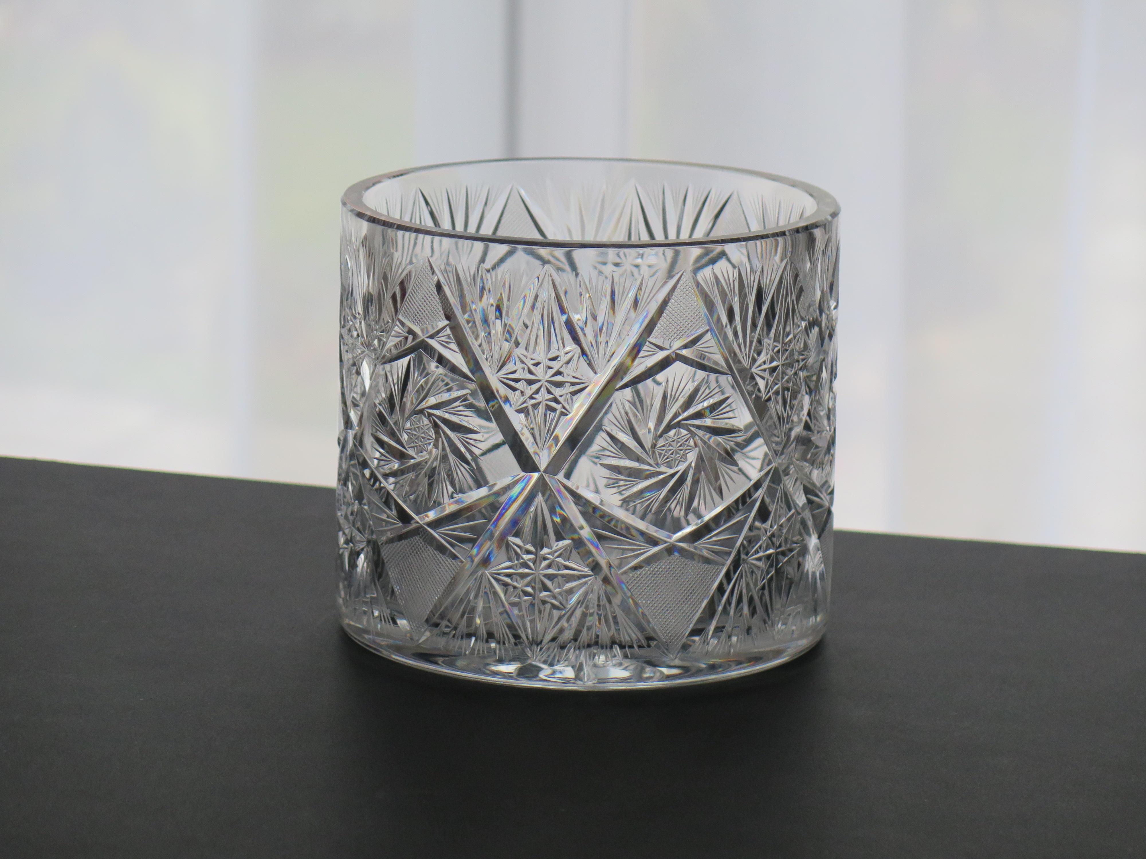 Jardiniere oder Vase aus geschliffenem Glaskristall mit Disteln und Blättern, ca. 1920 (Geschliffenes Glas) im Angebot