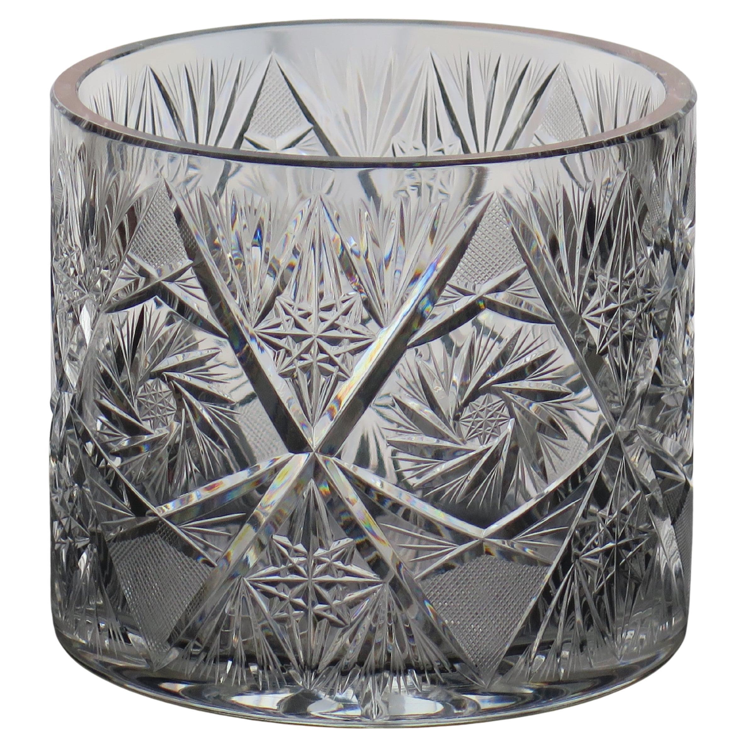Jardiniere oder Vase aus geschliffenem Glaskristall mit Disteln und Blättern, ca. 1920 im Angebot