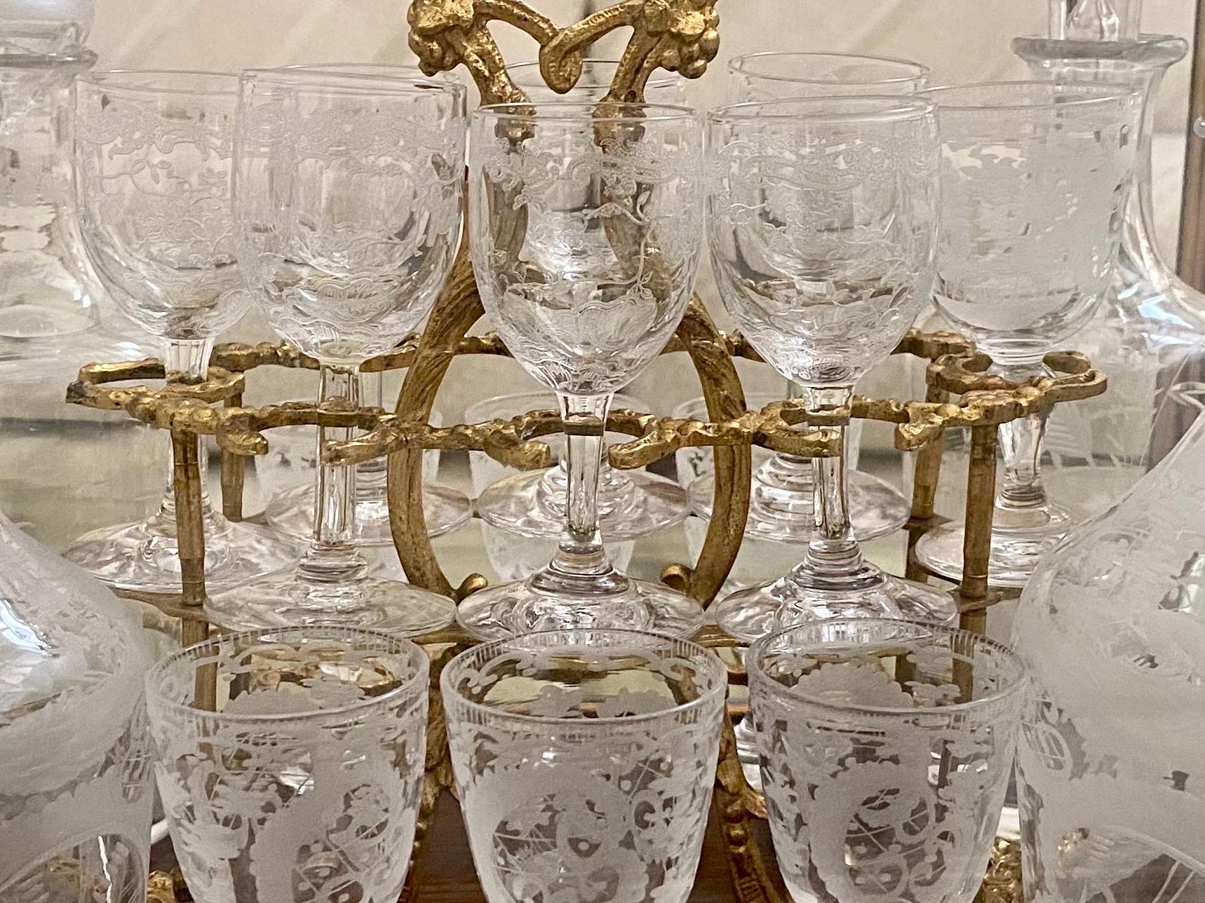 Ensemble de carafes en verre taillé dans un coffret en bronze doré et verre, dans le style de Baccarat en vente 2