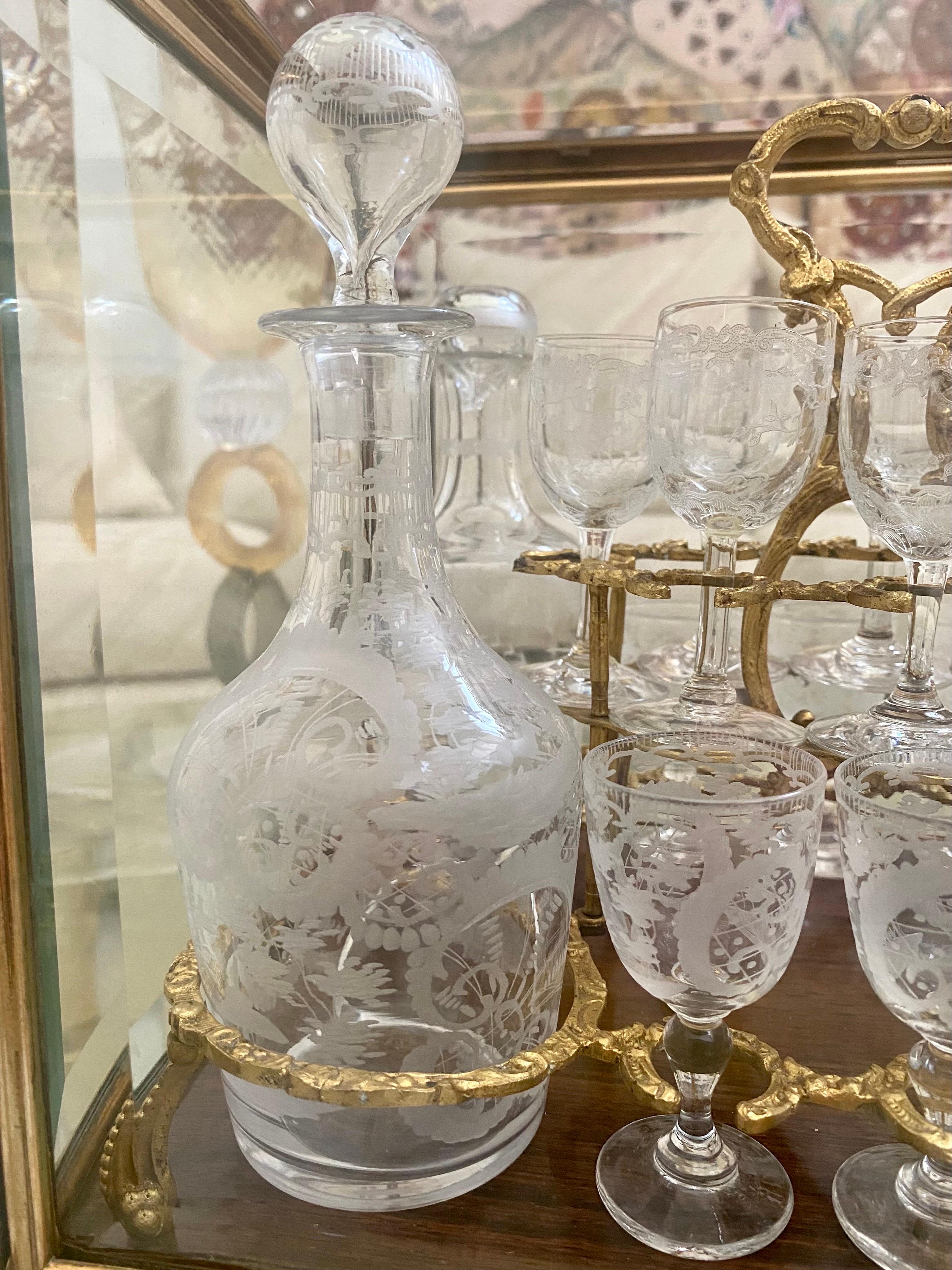 Ensemble de carafes en verre taillé dans un coffret en bronze doré et verre, dans le style de Baccarat en vente 7