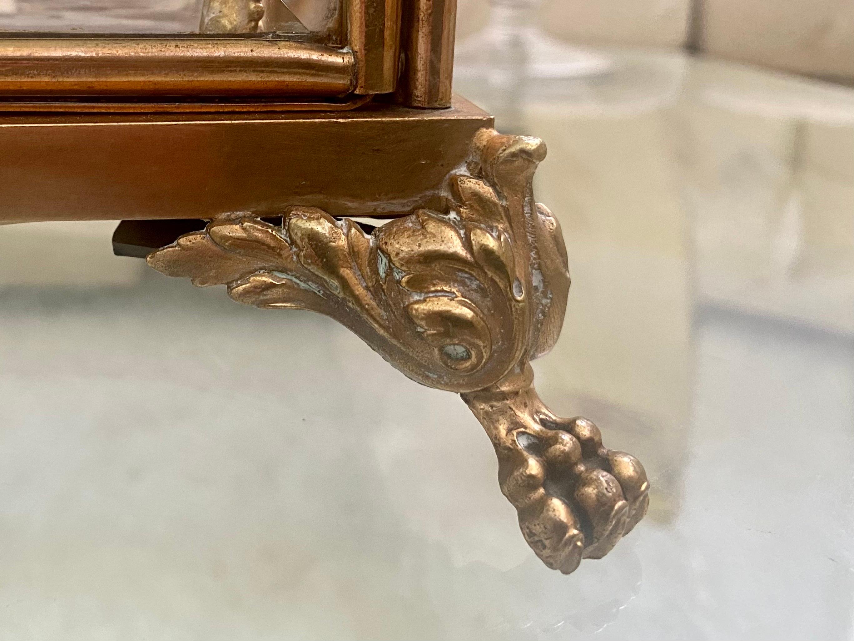 20ième siècle Ensemble de carafes en verre taillé dans un coffret en bronze doré et verre, dans le style de Baccarat en vente