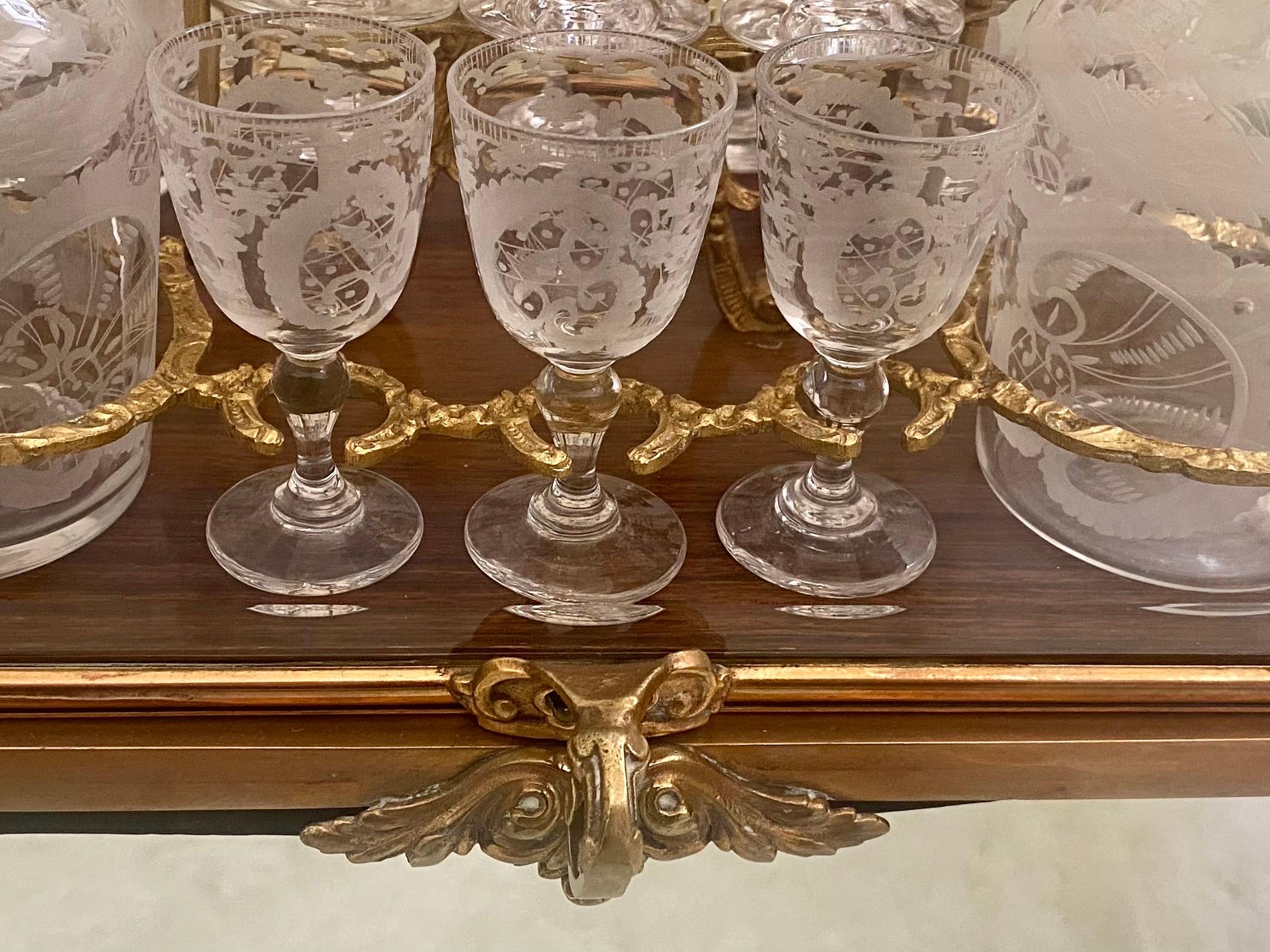Bronze Ensemble de carafes en verre taillé dans un coffret en bronze doré et verre, dans le style de Baccarat en vente