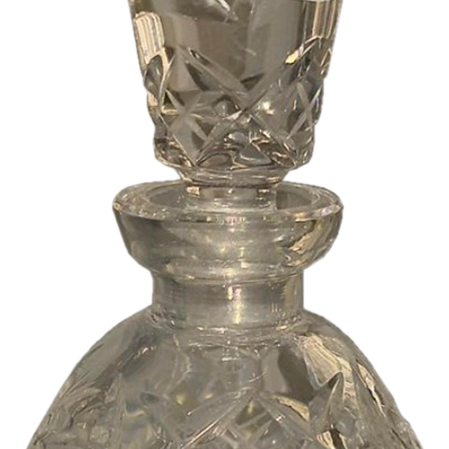 Parfümflasche aus geschliffenem Glas (Geschliffenes Glas) im Angebot