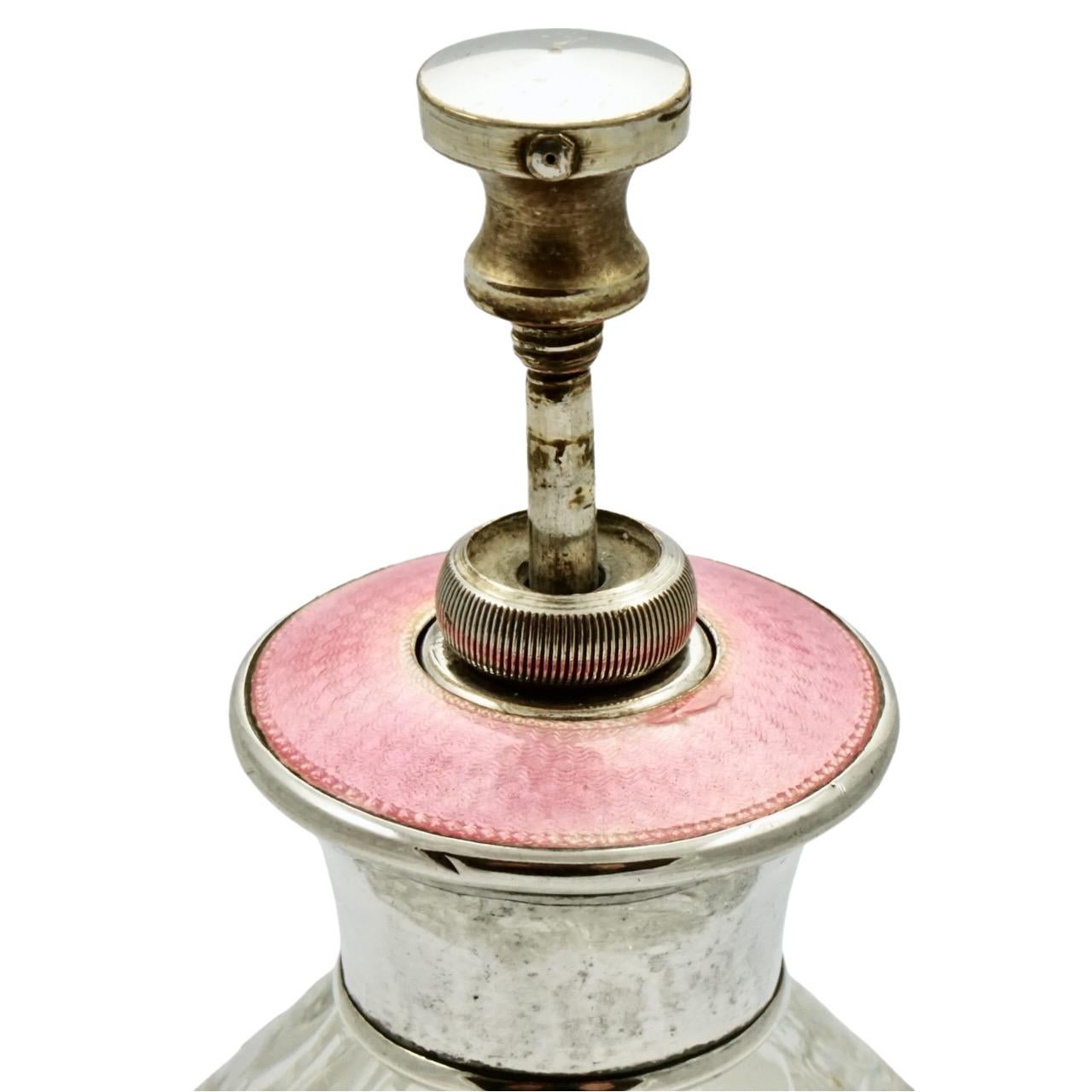 Parfümflasche aus geschliffenem Glas mit Sterlingsilber- und rosa Guilloche-Emaille-Platte im Zustand „Gut“ im Angebot in London, GB