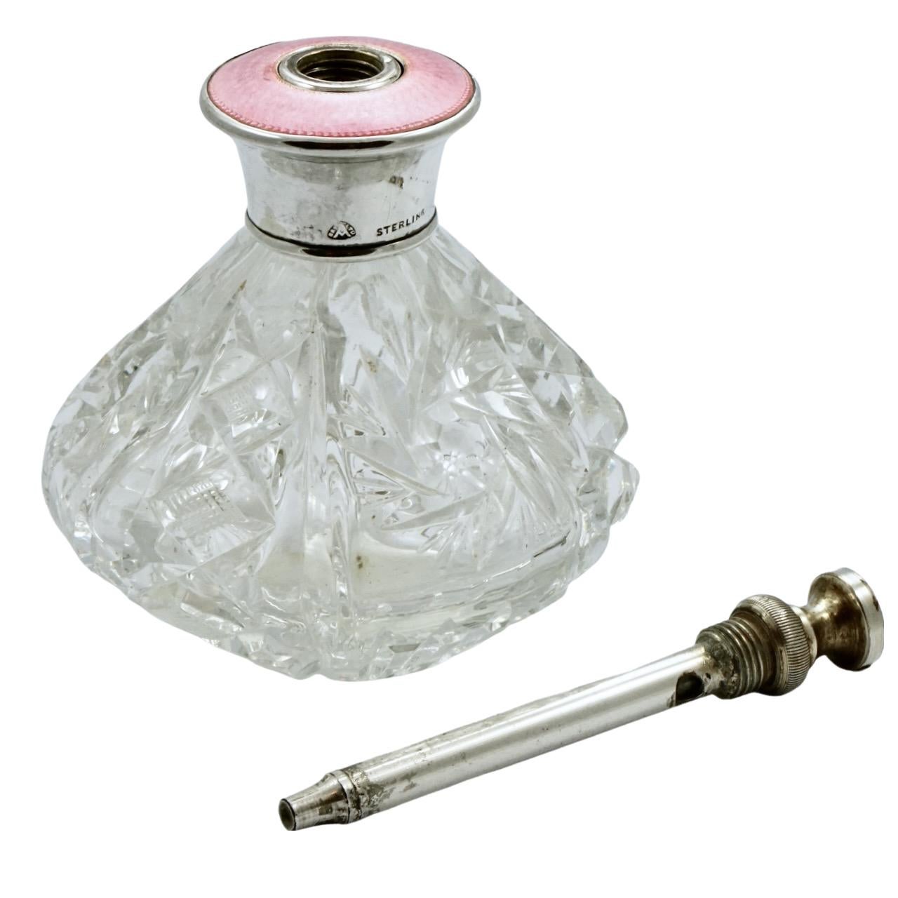Parfümflasche aus geschliffenem Glas mit Sterlingsilber- und rosa Guilloche-Emaille-Platte (20. Jahrhundert) im Angebot