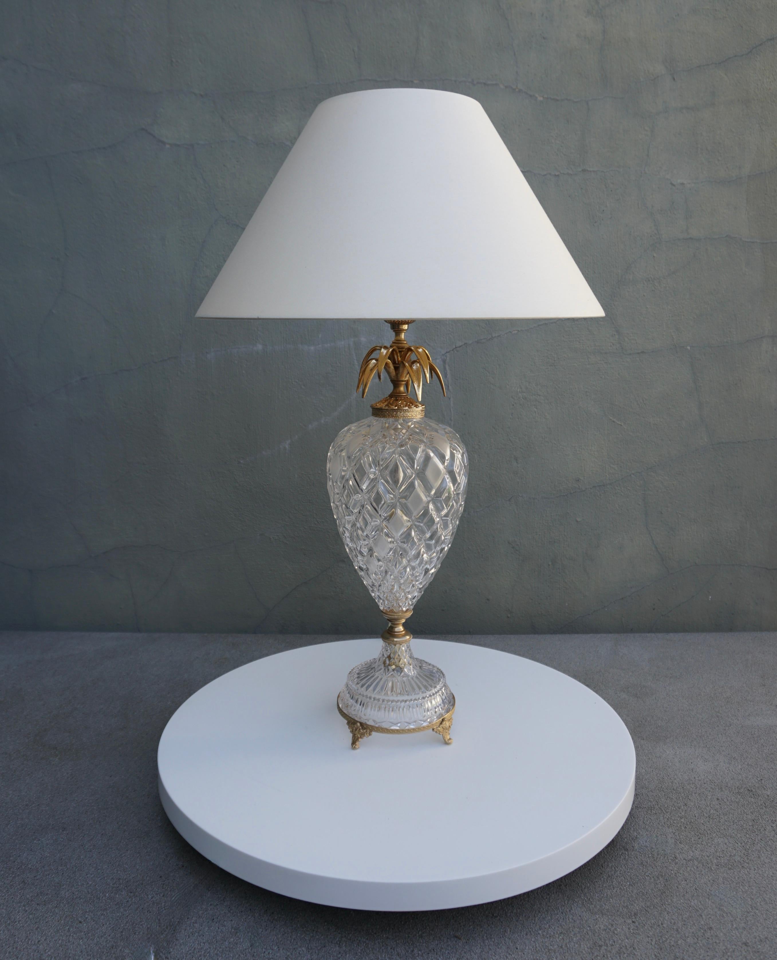 La lampe ananas en verre de Murano, de style tropical et de belle taille, a un corps en verre transparent.
L'abat-jour n'est pas inclus (à des fins d'affichage uniquement).

Hauteur 23.6