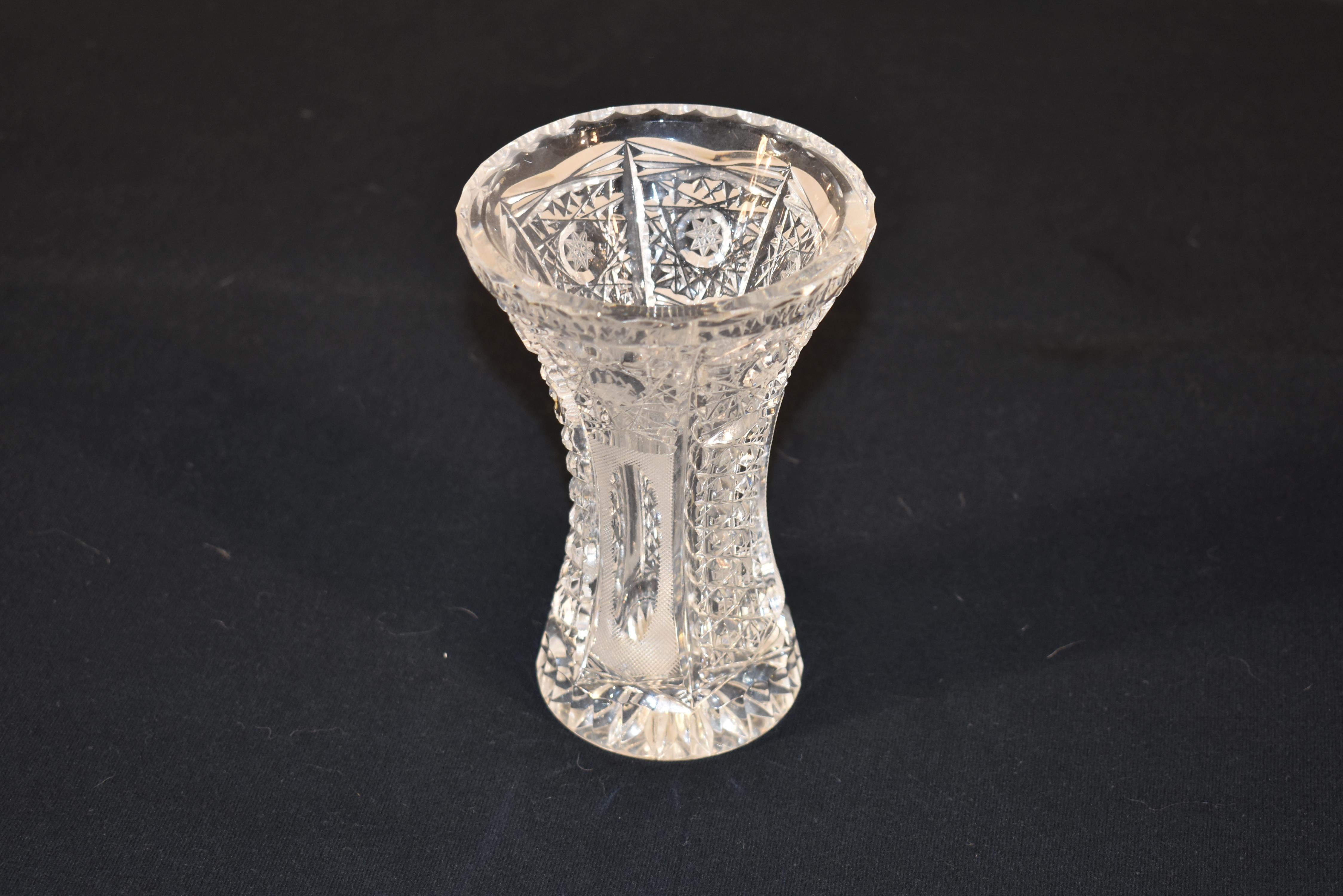 Vase en verre taillé d'Angleterre, circa 1920.  Le poids de cette pièce est important, ce qui est le signe d'une réelle qualité dans ce type de pièces.  La taille du motif est magnifiquement facettée et est tout simplement magnifique.  