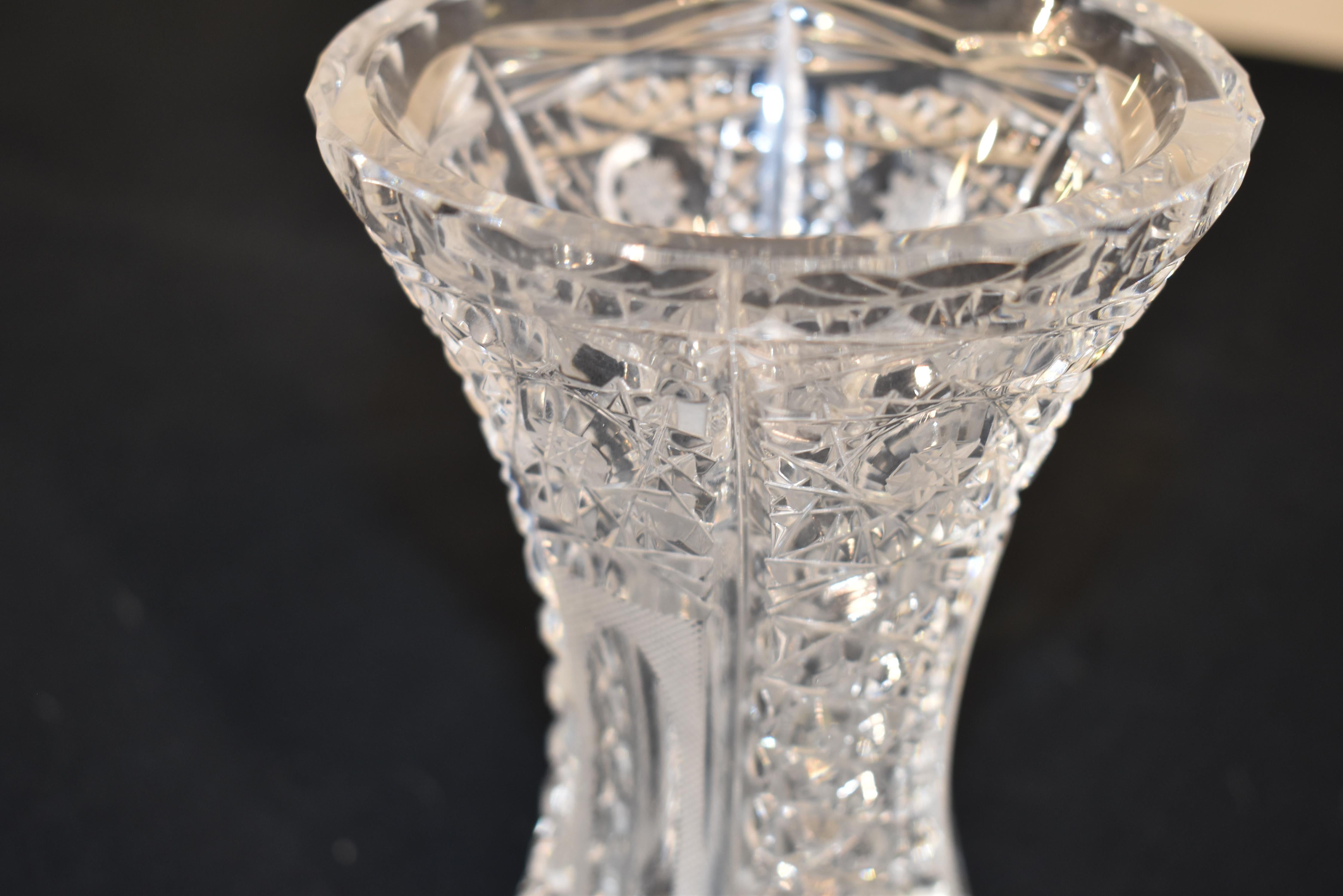 Vase en verre taillé d'Angleterre, vers 1920 Bon état - En vente à High Point, NC