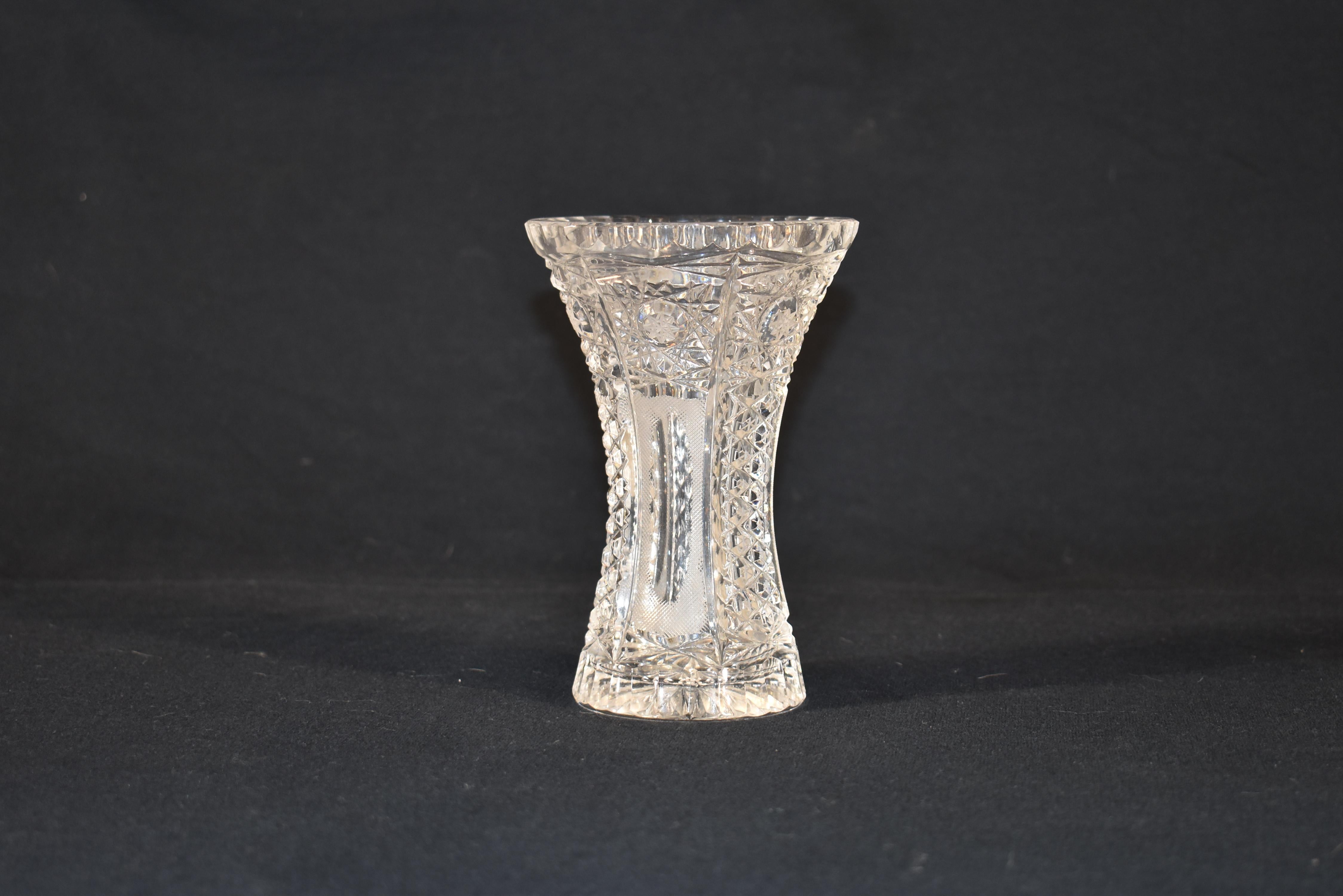 Début du 20ème siècle Vase en verre taillé d'Angleterre, vers 1920 en vente
