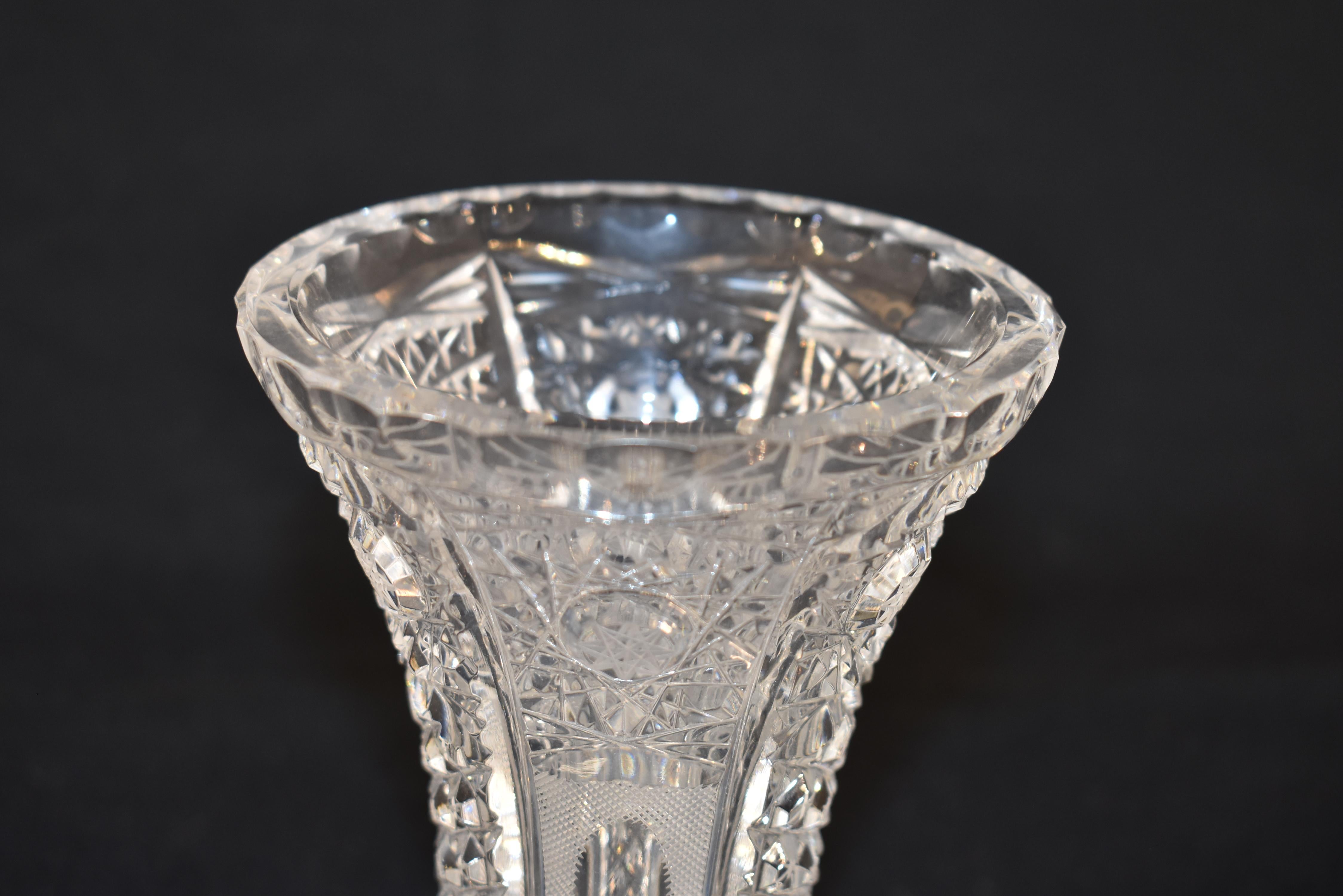 Vase en verre taillé d'Angleterre, vers 1920 en vente 2