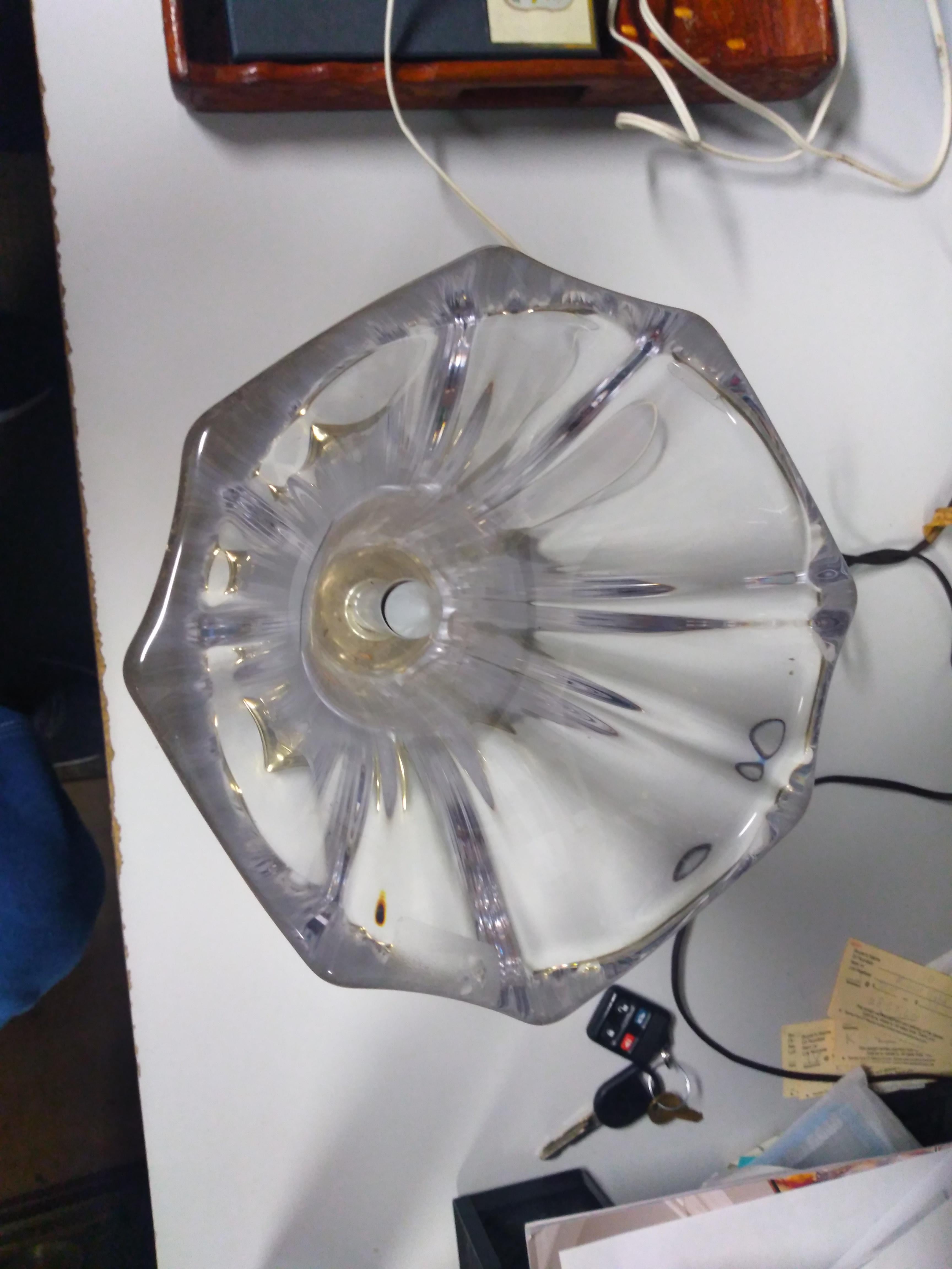 Américain Lampe de table en verre taillé et base en laiton en vente