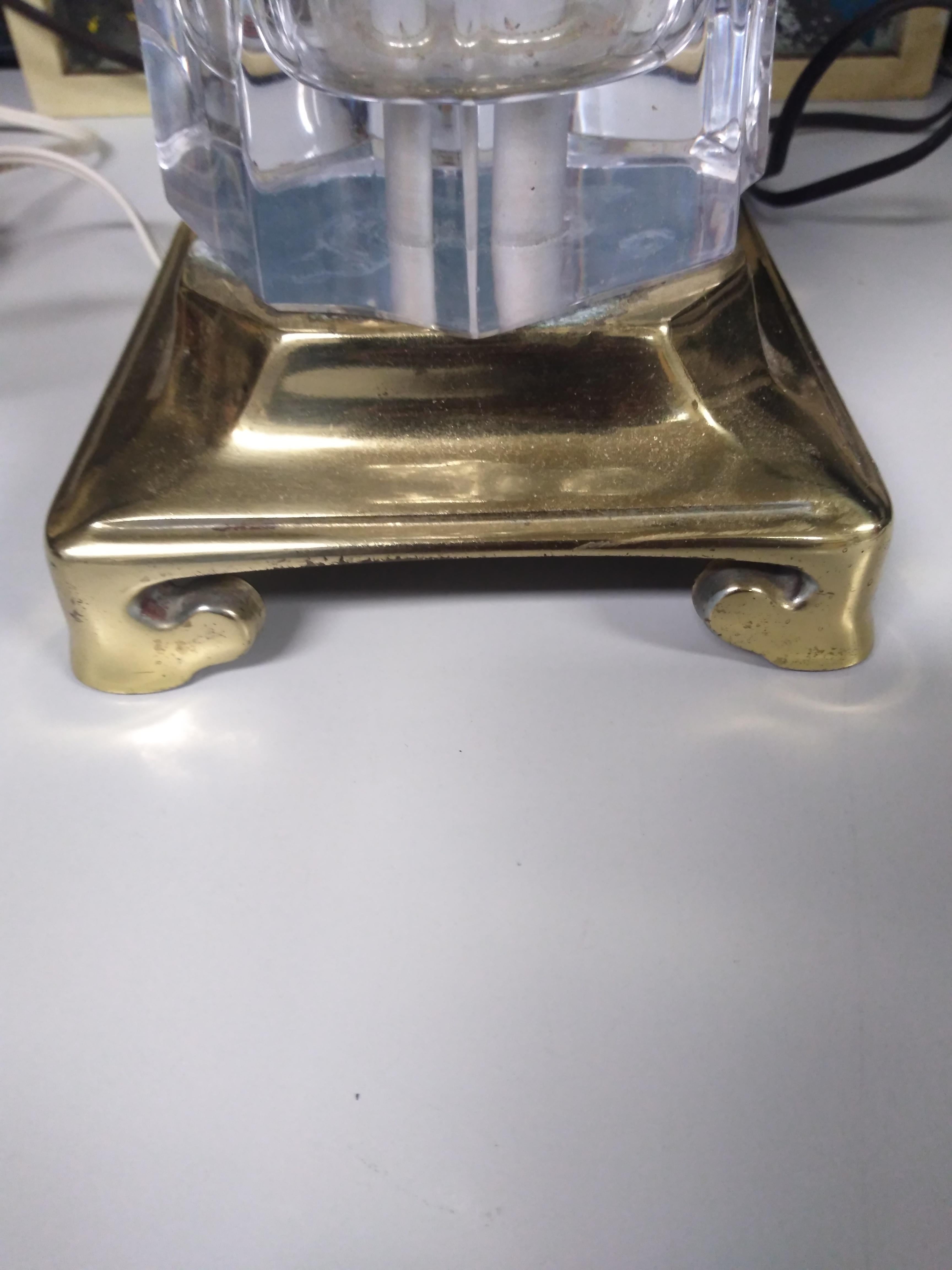 Lampe de table en verre taillé et base en laiton Bon état - En vente à Pasadena, TX