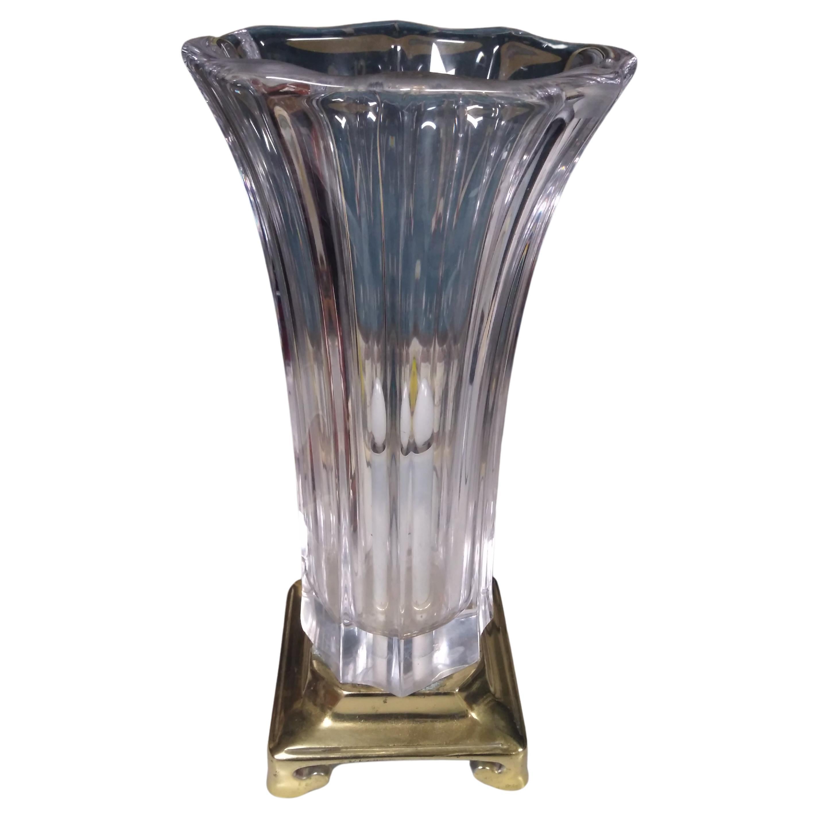 Lampe de table en verre taillé et base en laiton en vente