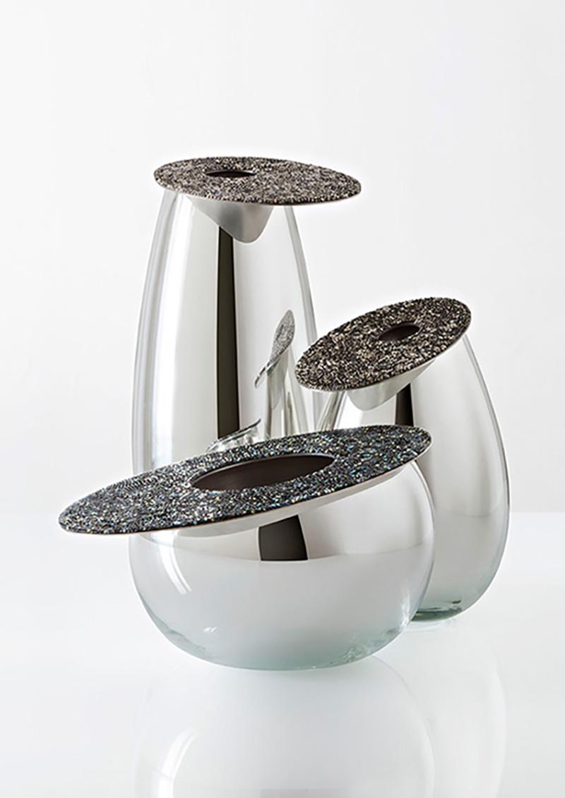 Handgeschliffener Kristall  vase mit Swarovski-Kristallen,  entworfen von Defne Koz für GAIA&GINO.

Geschliffene Vasen werden aus Kristallglas hergestellt und innen mit 99,99 % flüssigem Silber versilbert, eine Technik, die in Europa schon lange