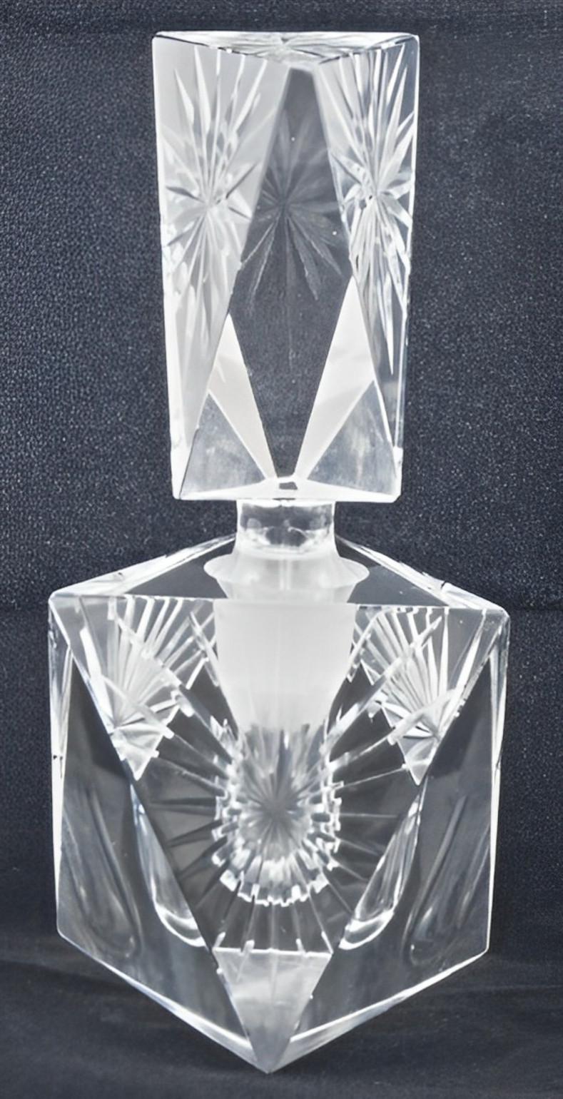 Fabuleux grand flacon de parfum en cristal de plomb taillé, de forme triangulaire, présentant un beau motif avec six côtés alternés, étoilés et unis.  Hauteur 15,8 / 6,2 pouces et largeur à la base 7,3 cm / 2,8 pouces. Le flacon de parfum est en