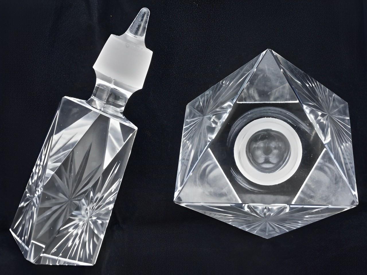 Mid-20th Century Cut Lead Crystal Perfume Bottle with a Star Design circa 1950s For Sale