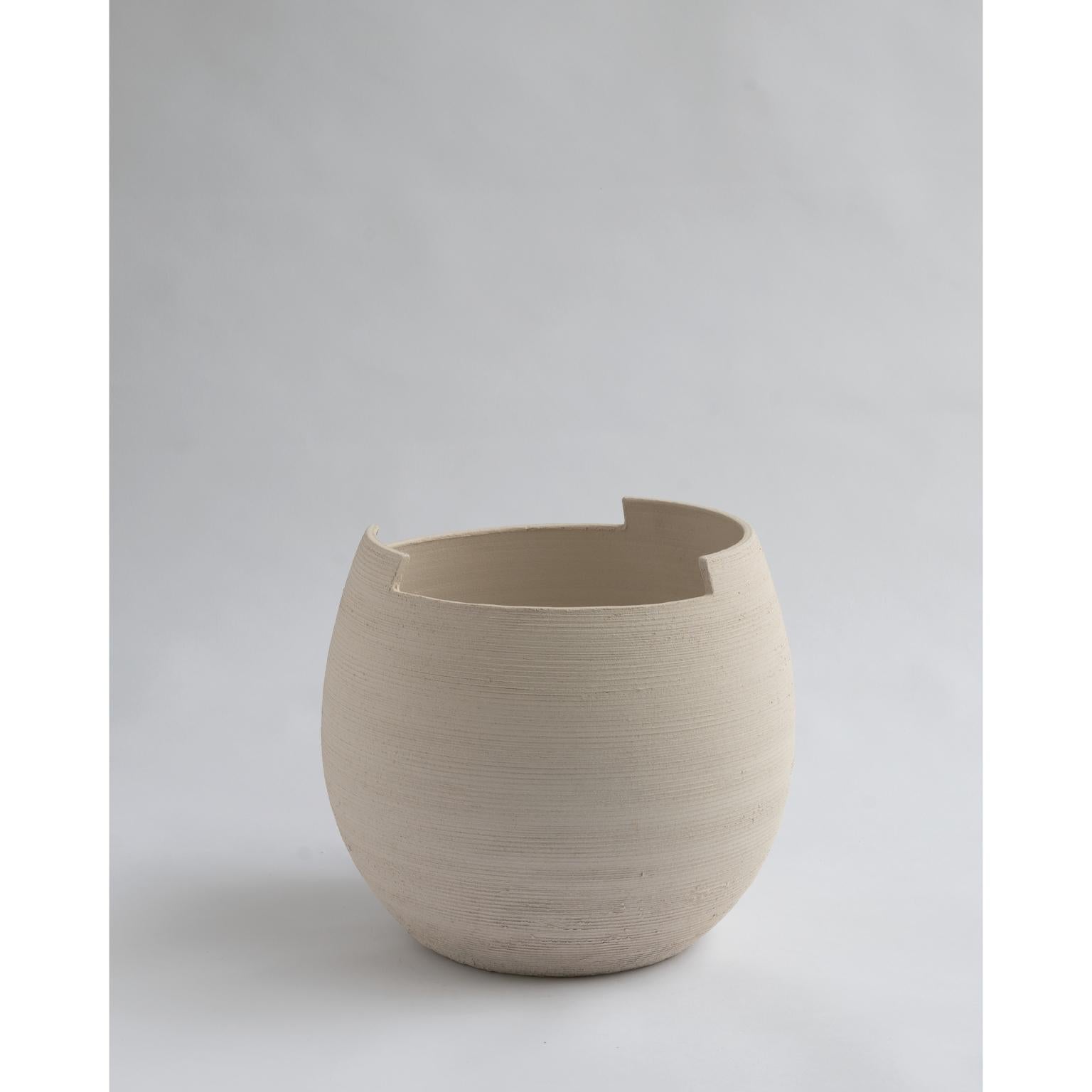 Vaso piccolo Cut Light Sand di Studionudo
Un pezzo unico.
Dimensioni: Ø 26 x H. 24 cm.
Materiali: Argilla.

Sono disponibili diverse finiture e dimensioni. I prezzi possono variare. Contattateci.

Caratterizzata da tagli netti, l'argilla viene