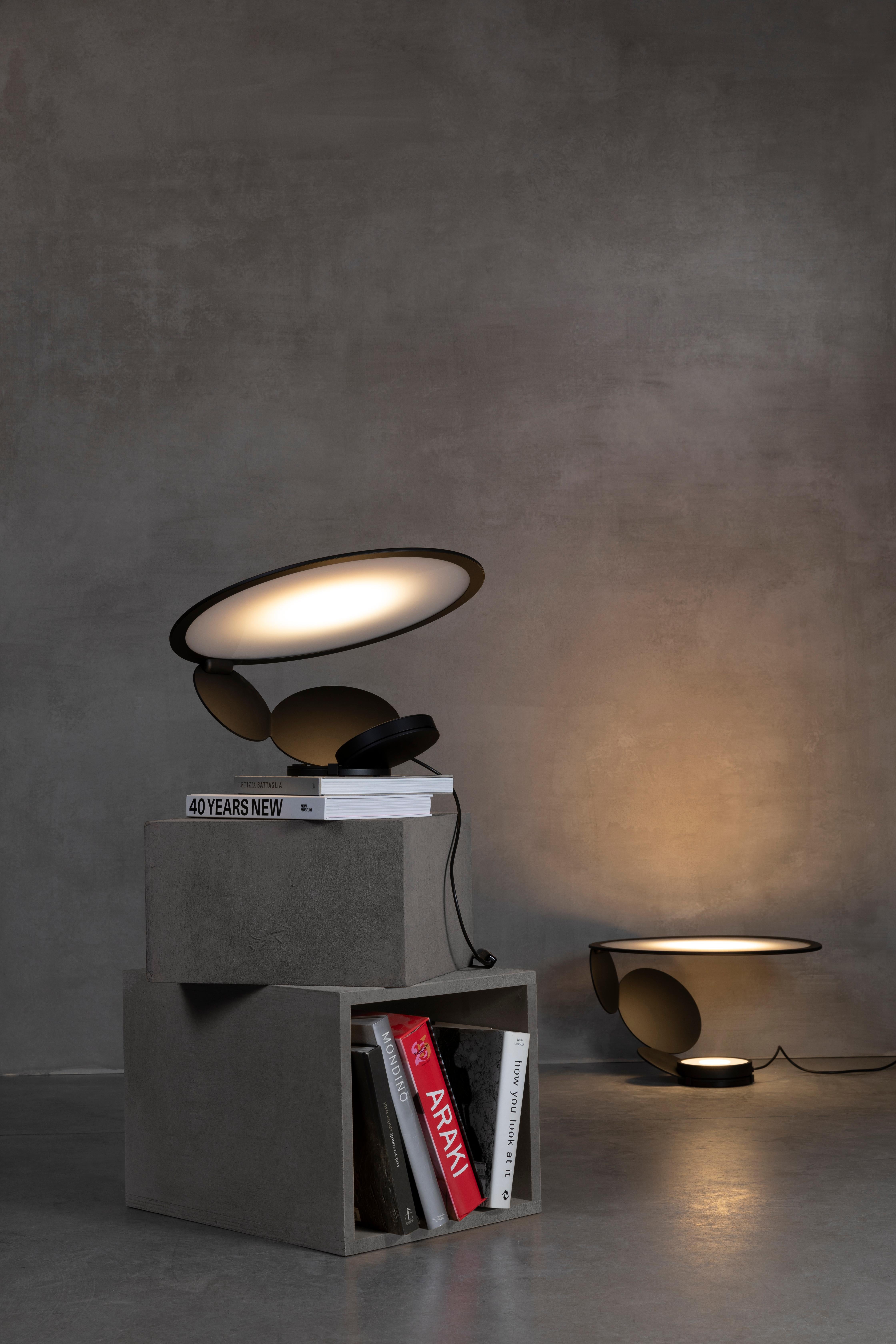 Winner of a “Gooddesign” award 2019-2020 for the lighting category, cut is the result of a long design process between Axolight and Timo Ripatti, aimed at the design of an adjustable lamp, that can be positioned on three points and never glares.