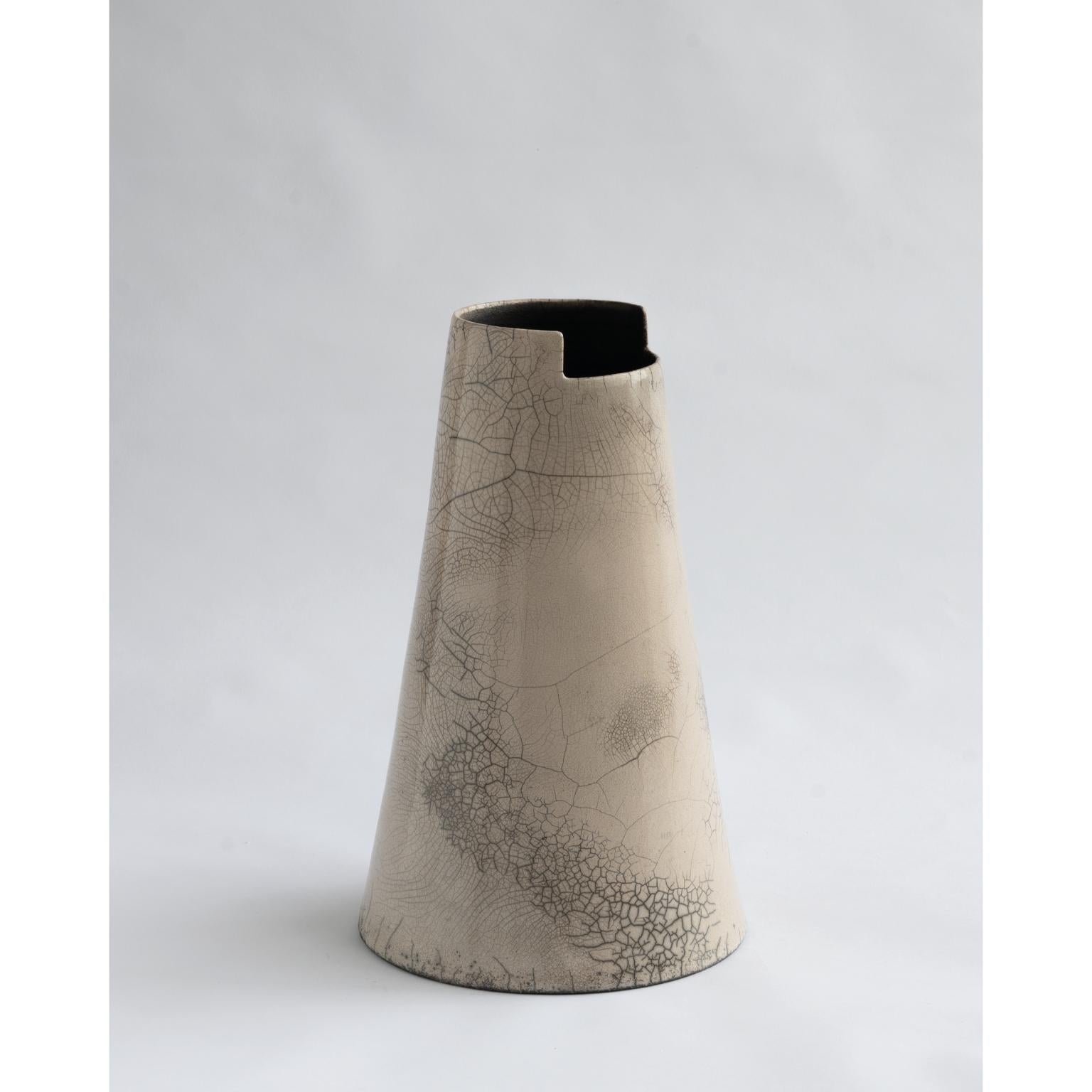 Vaso alto trasparente Cut Naked Raku di Studionudo
Un pezzo unico.
Dimensioni: Ø 22 x H. 36 cm.
Materiali: Argilla.

Sono disponibili diverse finiture e dimensioni. I prezzi possono variare. Contattateci.

Caratterizzata da tagli netti, l'argilla