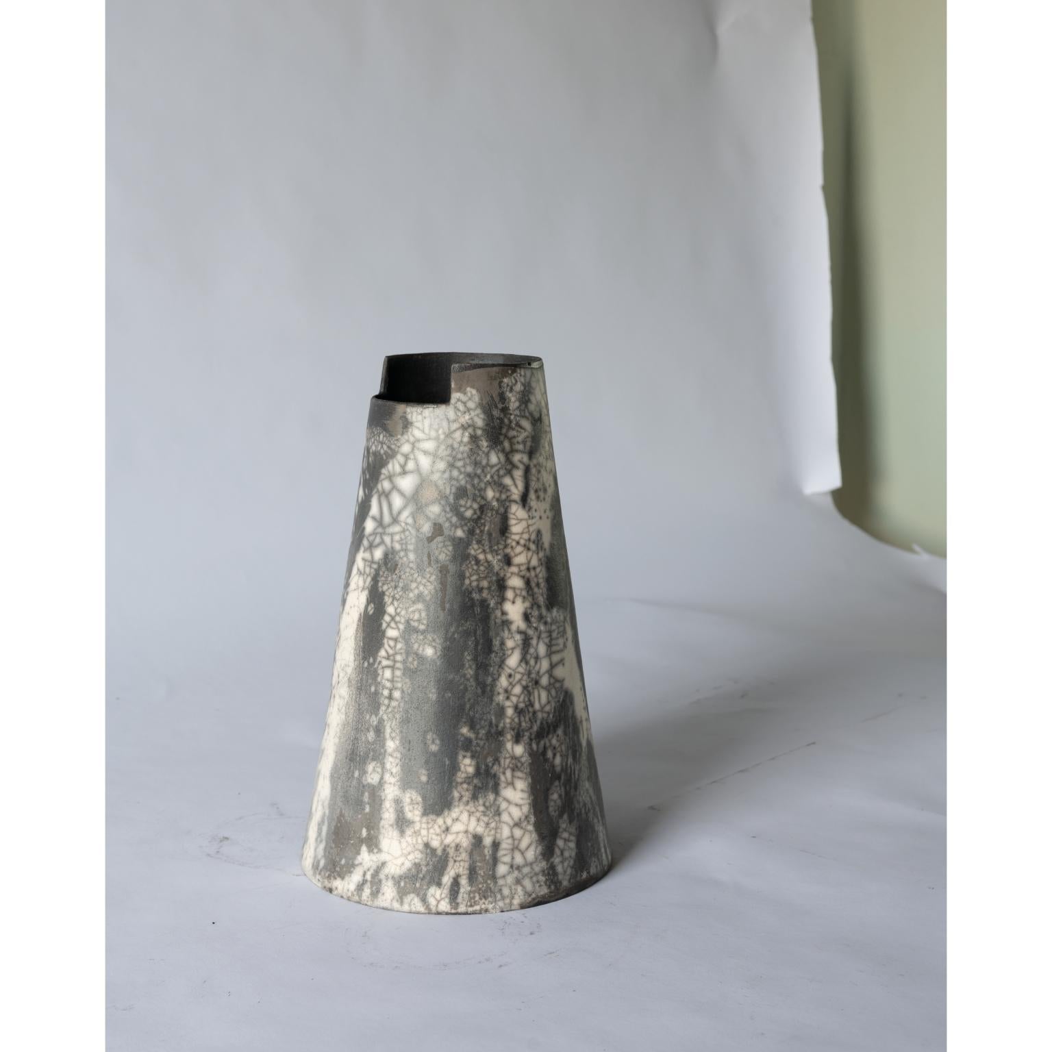 Italiano Vaso alto trasparente Cut Naked Raku di Studionudo in vendita
