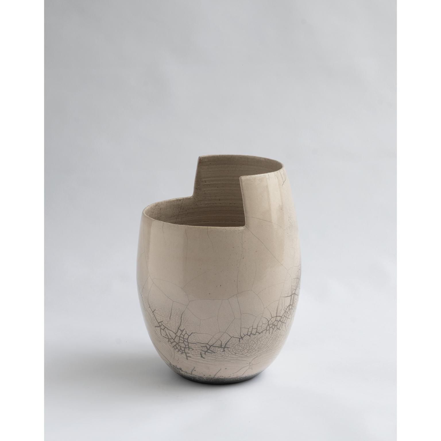 Vaso medio trasparente Cut Naked Raku di Studionudo
Un pezzo unico.
Dimensioni: Ø 23 x H. 30 cm.
Materiali: Argilla.

Sono disponibili diverse finiture e dimensioni. I prezzi possono variare. Contattateci.

Caratterizzata da tagli netti, l'argilla