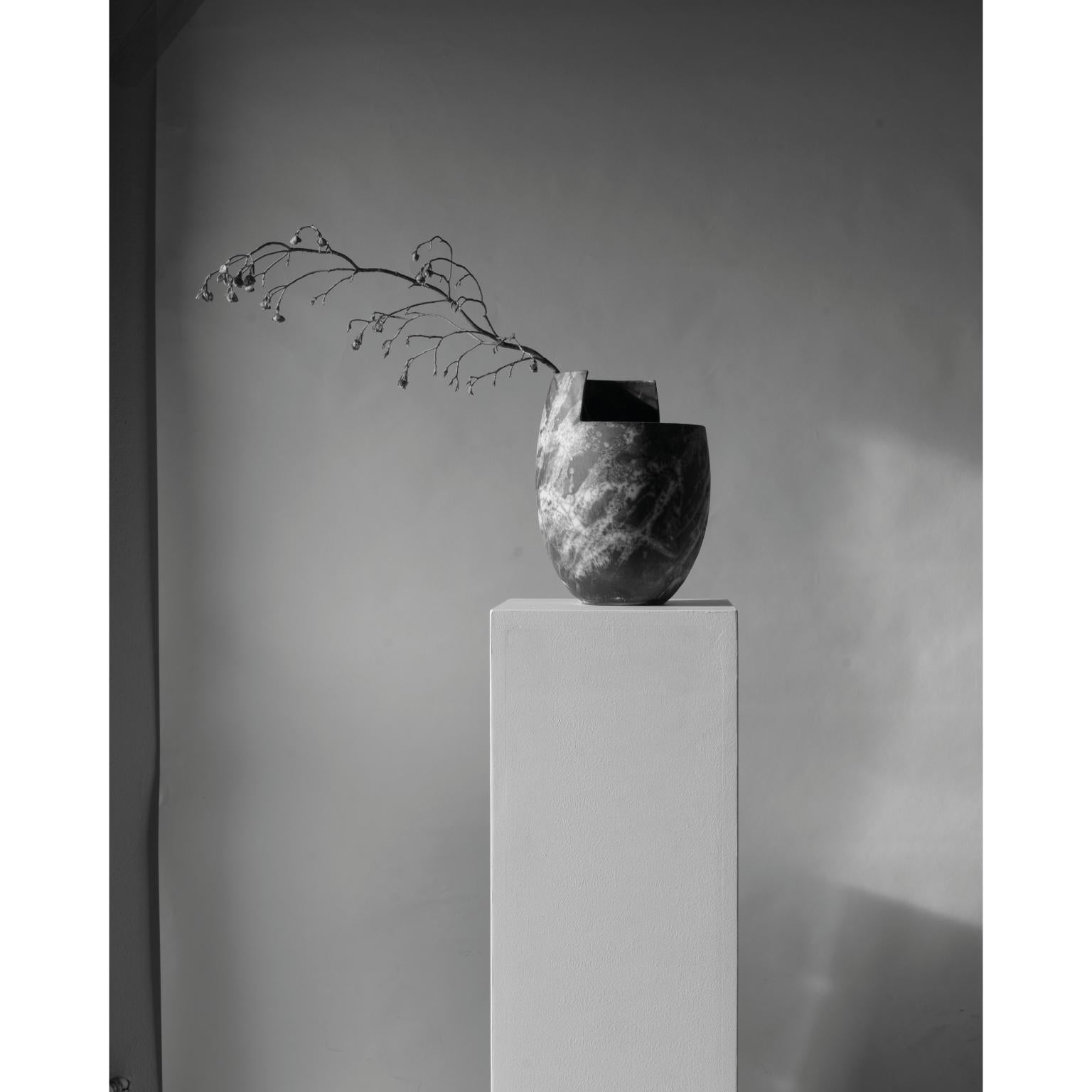 Postmoderno Vaso medio trasparente Cut Naked Raku di Studionudo in vendita
