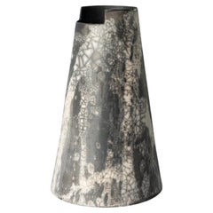 Vaso alto in Raku scuro tagliato Naked di Studionudo
