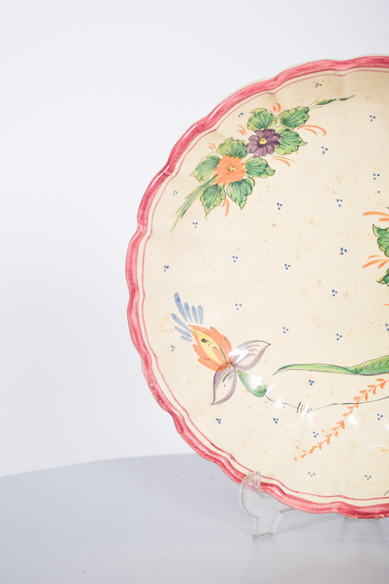 Français Soucoupe en céramique découpée Décoration polychrome en vente