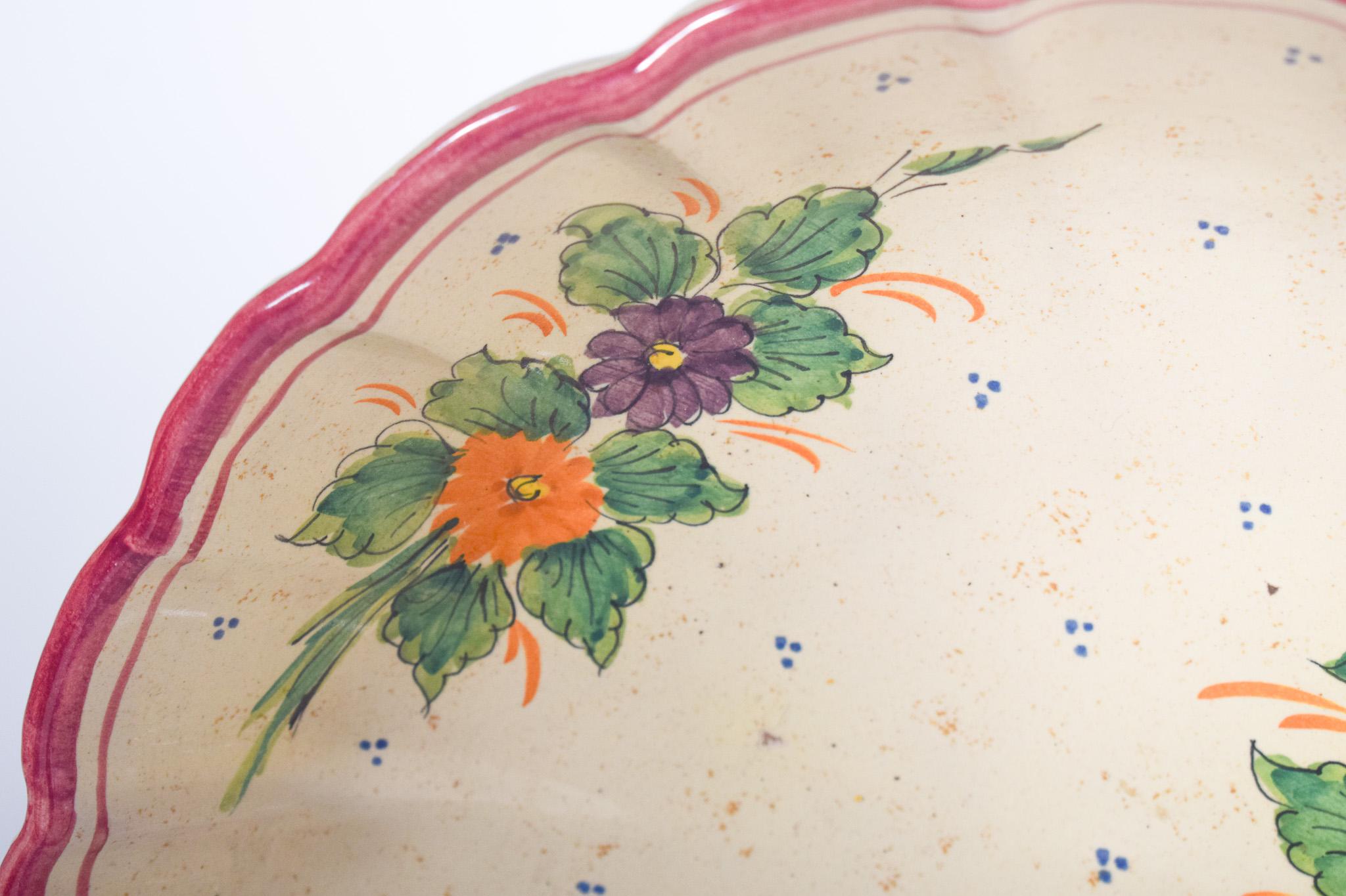 Soucoupe en céramique découpée Décoration polychrome État moyen - En vente à Lisboa, Lisboa