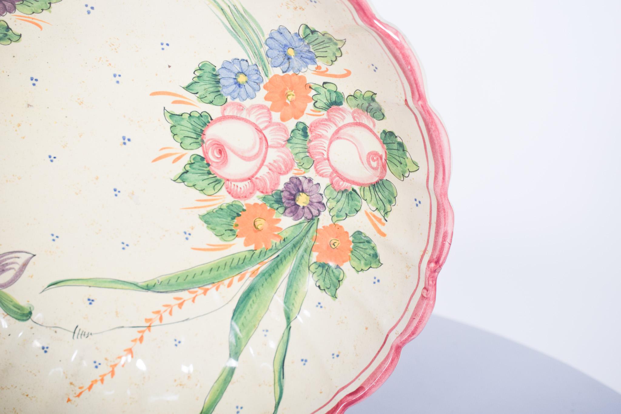 20ième siècle Soucoupe en céramique découpée Décoration polychrome en vente