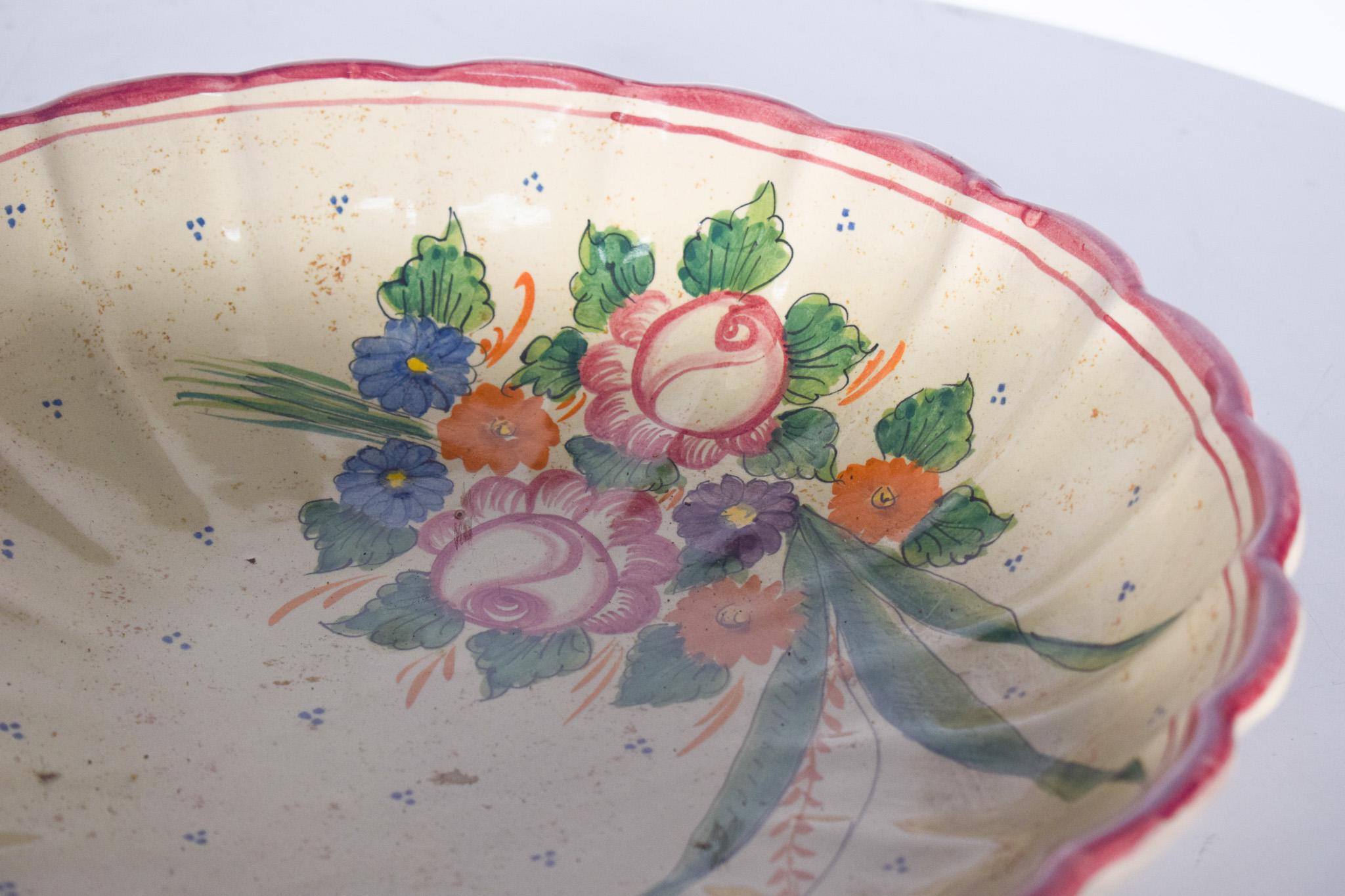 Soucoupe en céramique découpée Décoration polychrome en vente 1