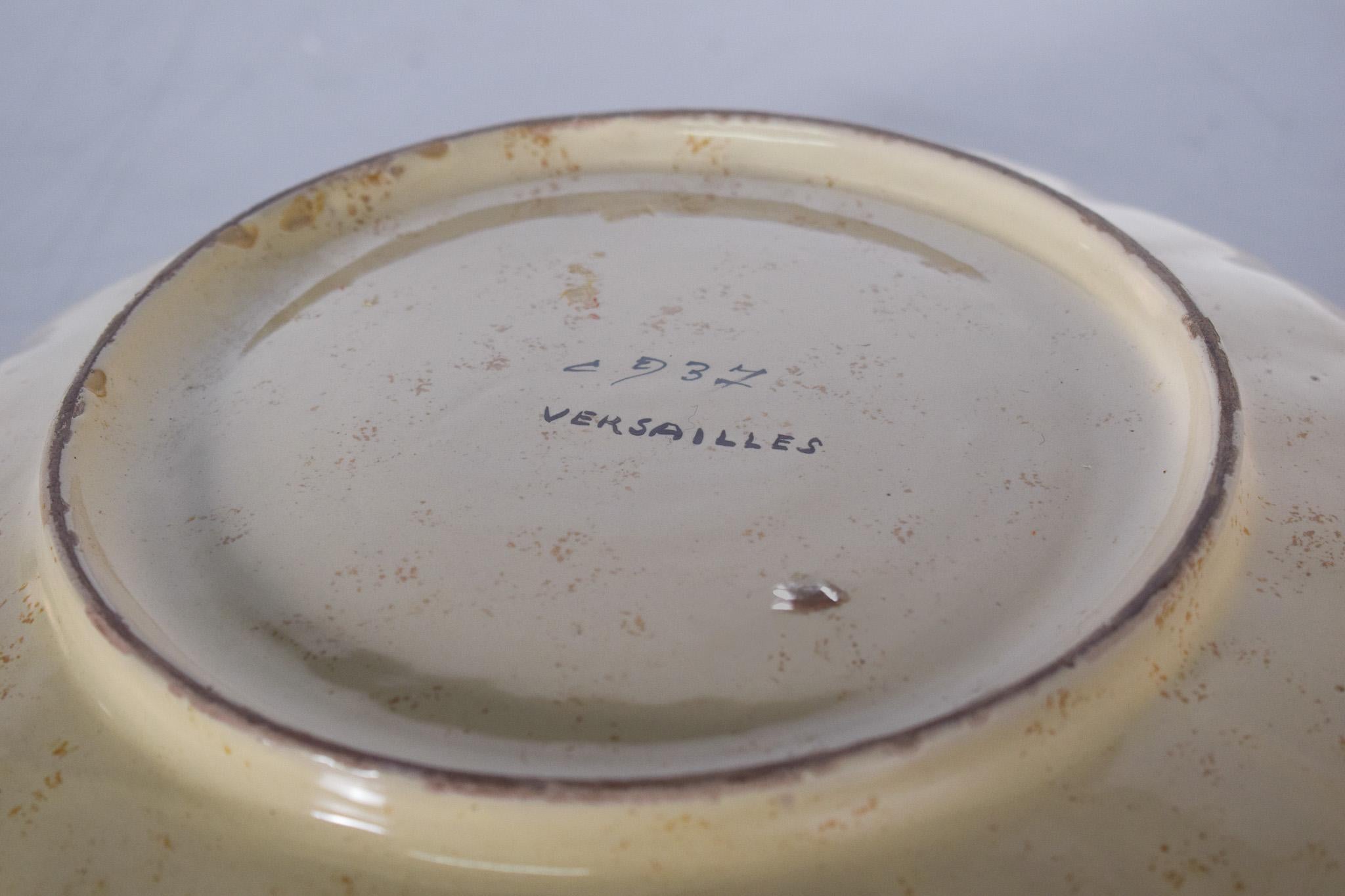 Soucoupe en céramique découpée Décoration polychrome en vente 2