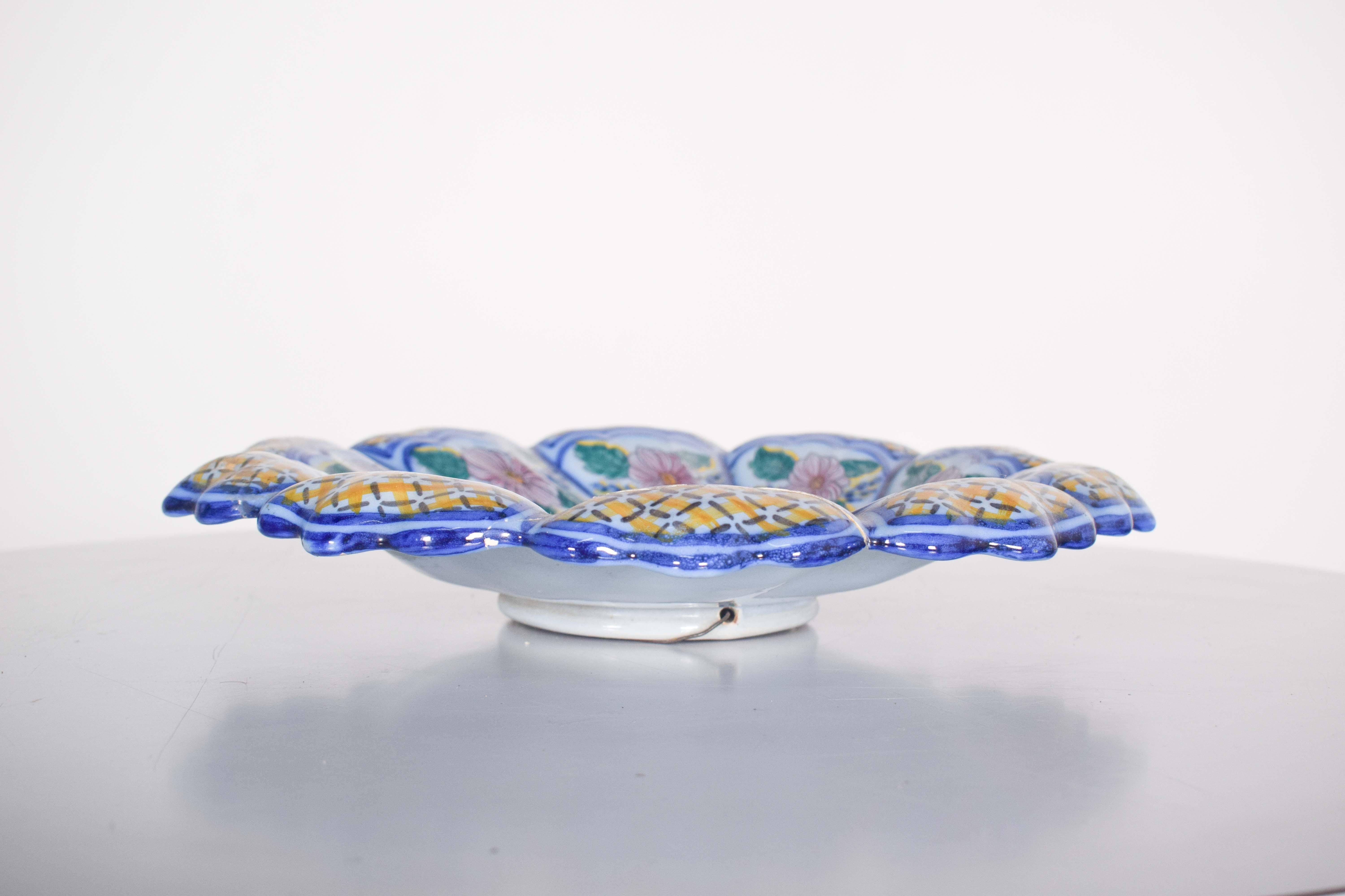20ième siècle Assiette découpée en faïence portugaise, Coimbra en vente
