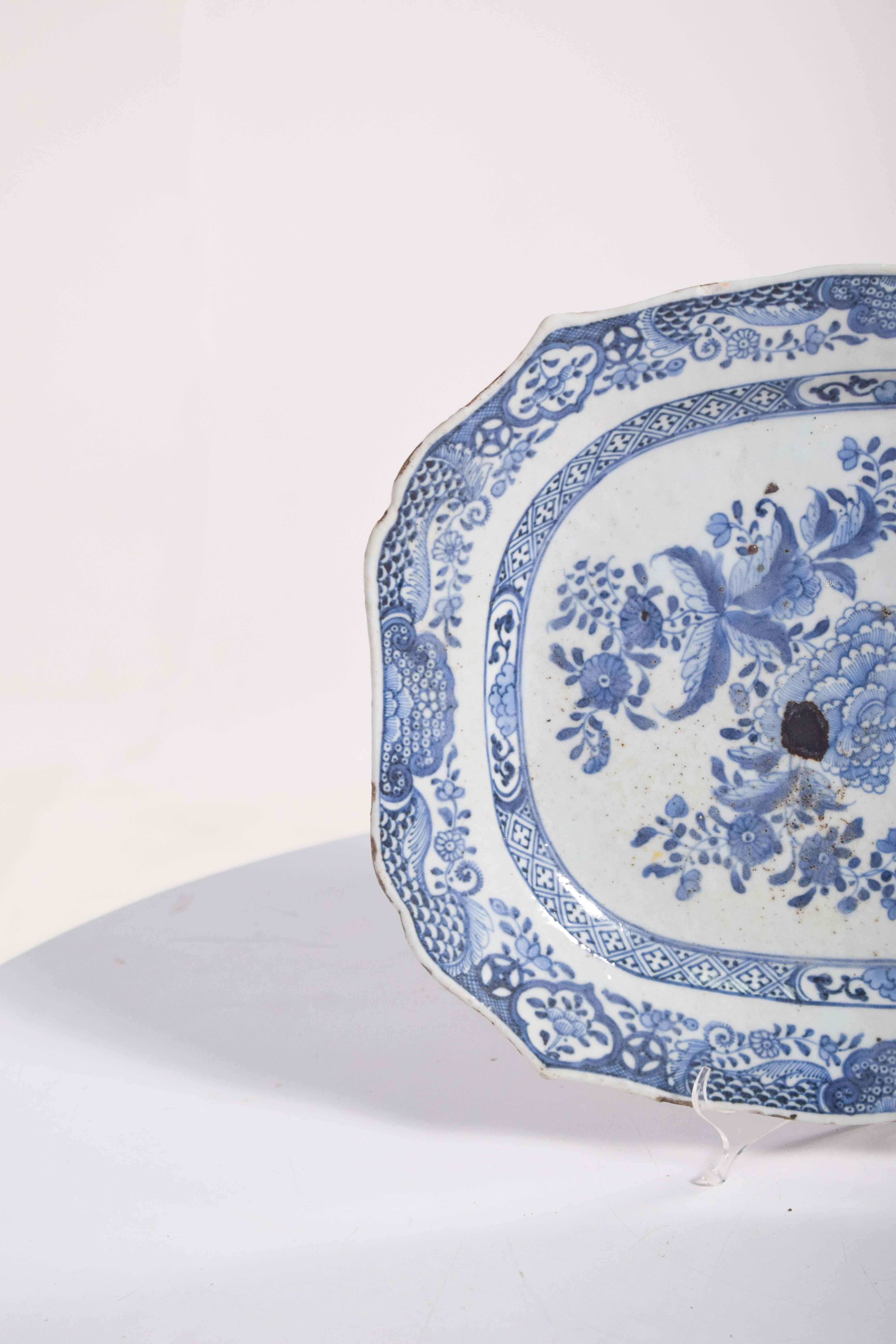 Cut-Out Serving Dish in Chinese Porcelain. In Fair Condition For Sale In Lisboa, Lisboa