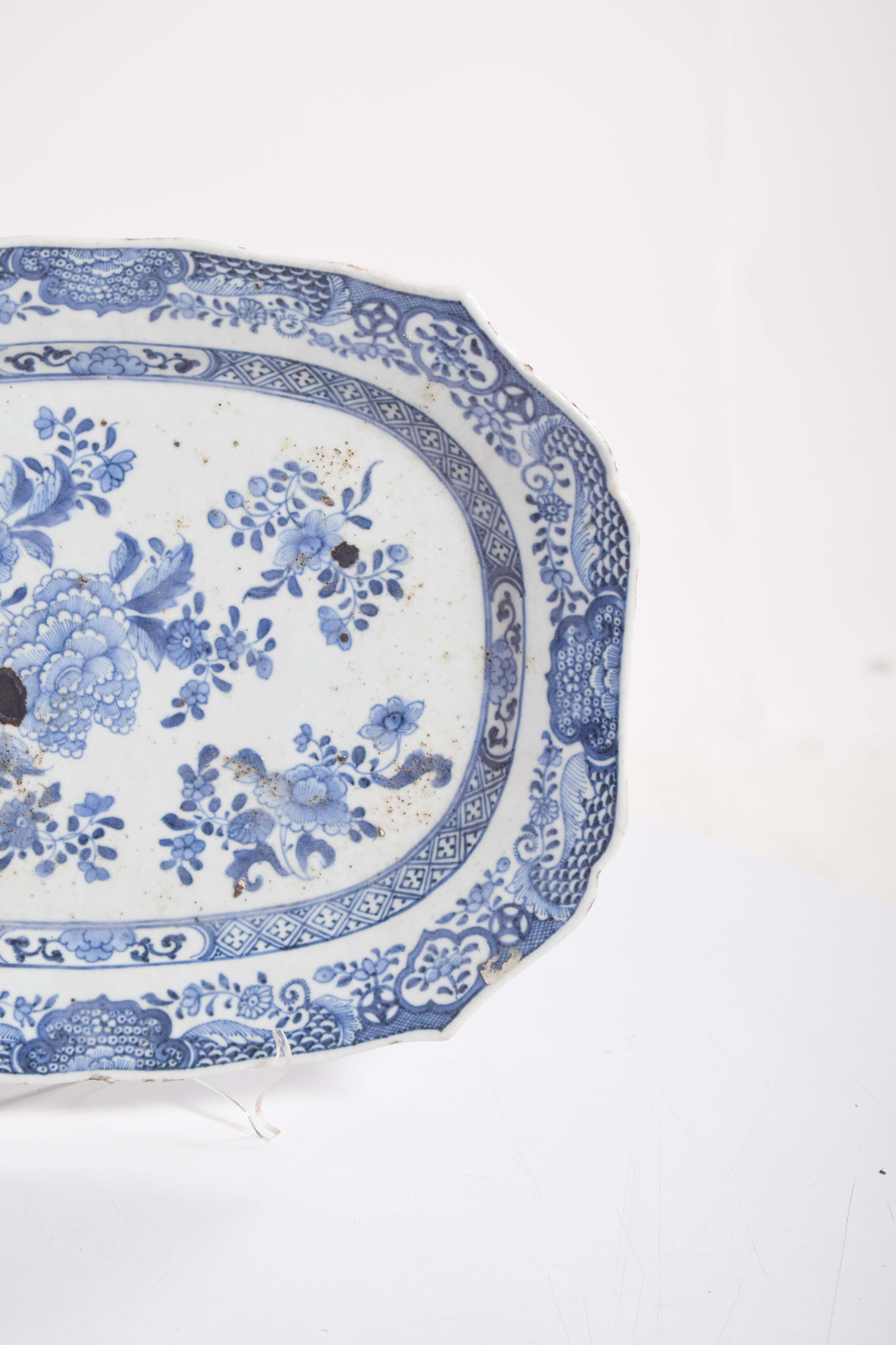 18th Century Cut-Out Serving Dish in Chinese Porcelain. For Sale