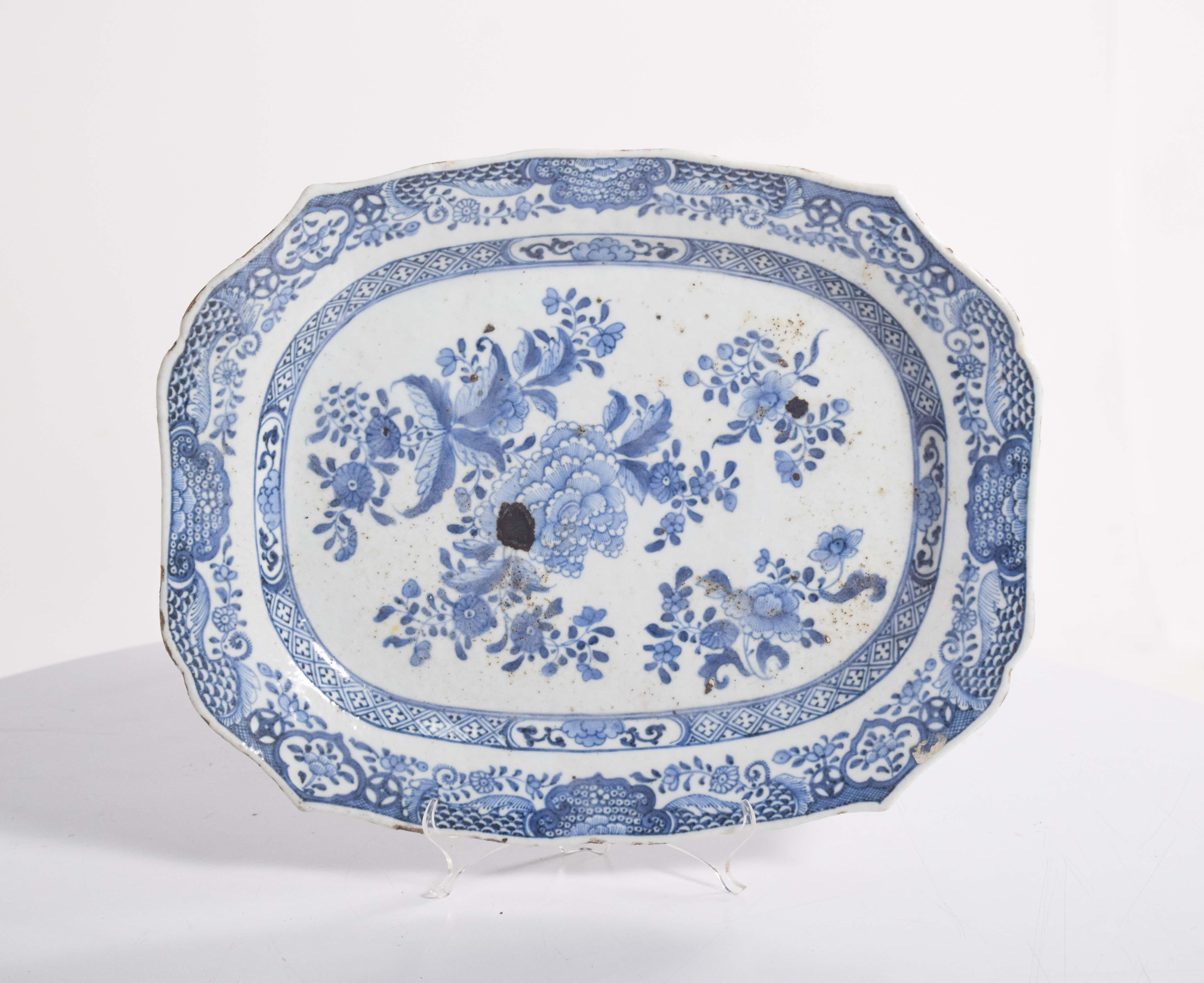 Cut-Out Serving Dish in Chinese Porcelain. For Sale 1