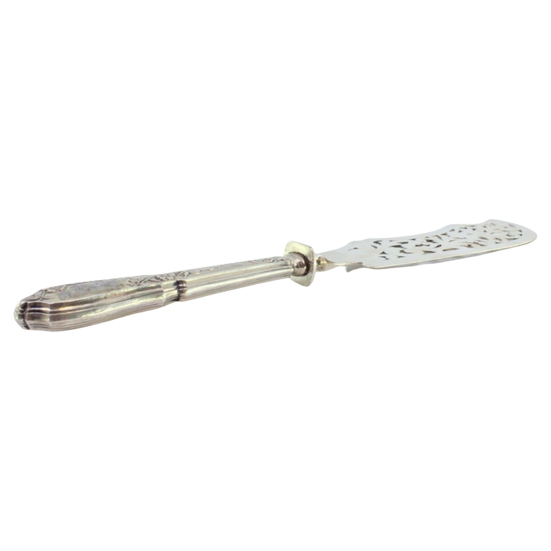 Cut-out silver fish knife For Sale