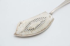 Cut-out silver spatula for fish with reliefs