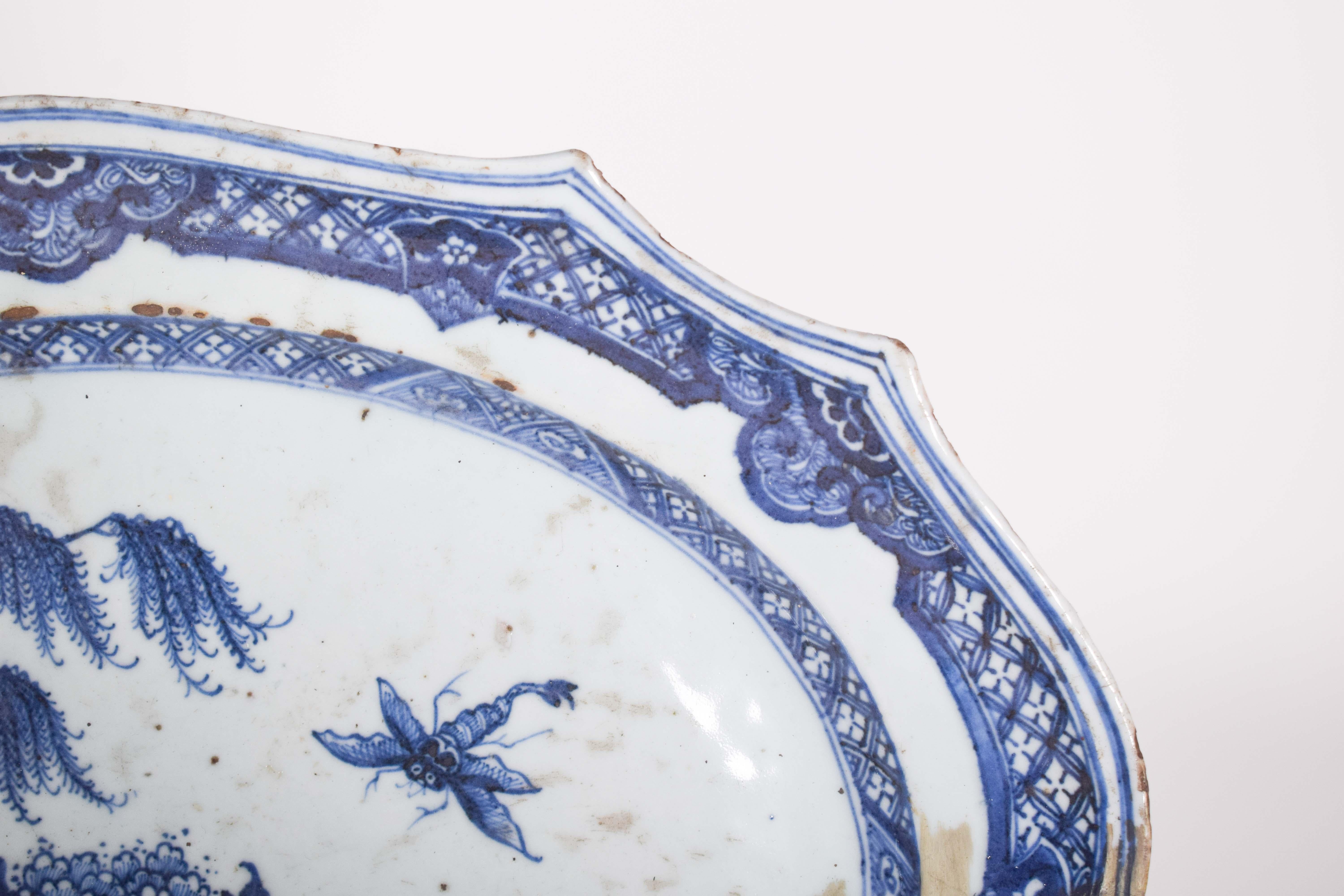 Ausgeschnittenes Tablett aus chinesischem Porzellan für den Export. Blaue und weiße Verzierung mit Blumen- und Insektenmotiven. Qing-Dynastie, Qianlong-Periode (1736-1795).
Dieses blaue Dekor auf weißem Grund ist typisch für chinesisches Porzellan