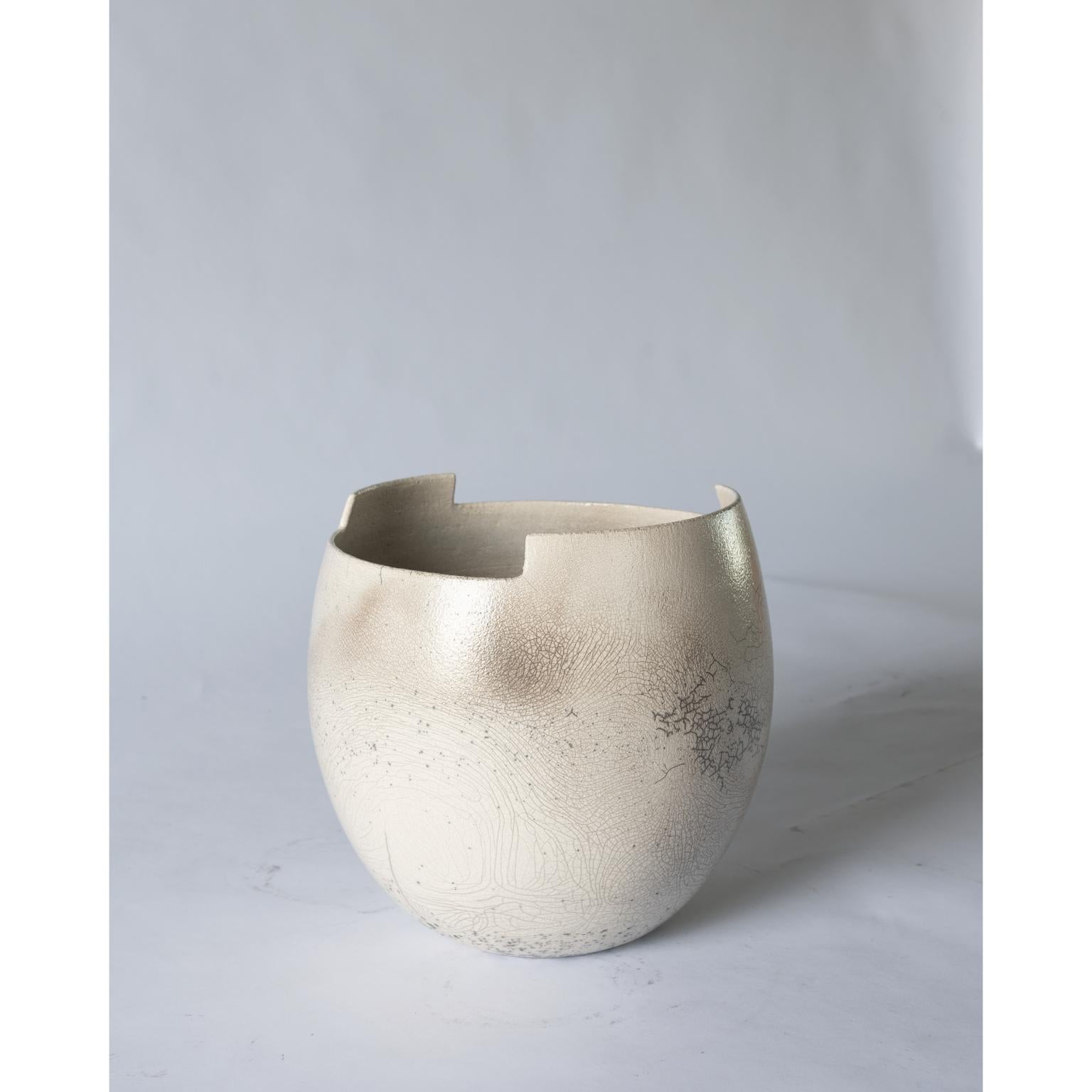 Vaso piccolo Cut Raku Naked Clear di Studionudo
Un pezzo unico.
Dimensioni: Ø 26 x H. 24 cm.
Materiali: Argilla.

Sono disponibili diverse finiture e dimensioni. I prezzi possono variare. Contattateci.

Caratterizzata da tagli netti, l'argilla viene
